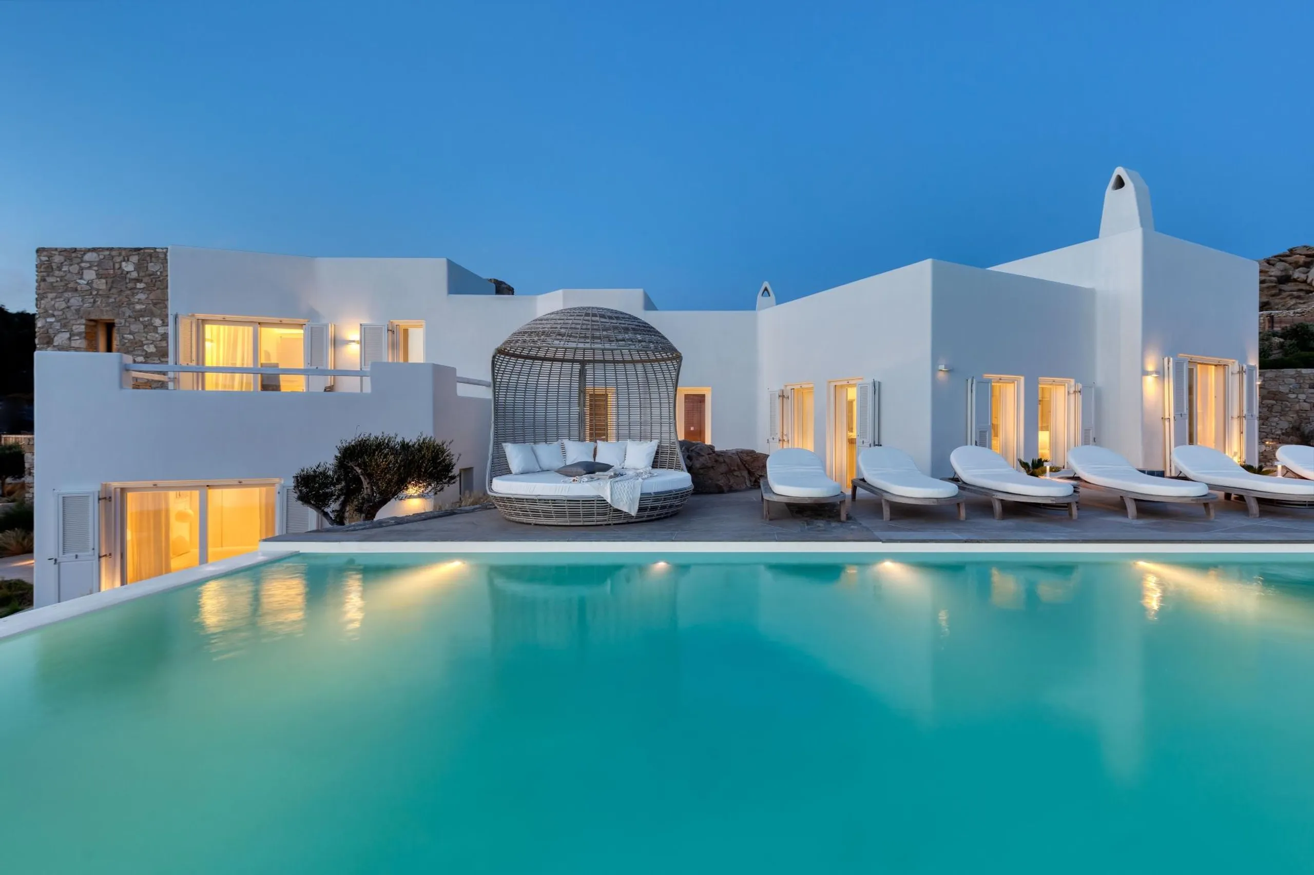 Rich Mykonos Villa with Crystalline Pool and Jacuzzi — photograph 11