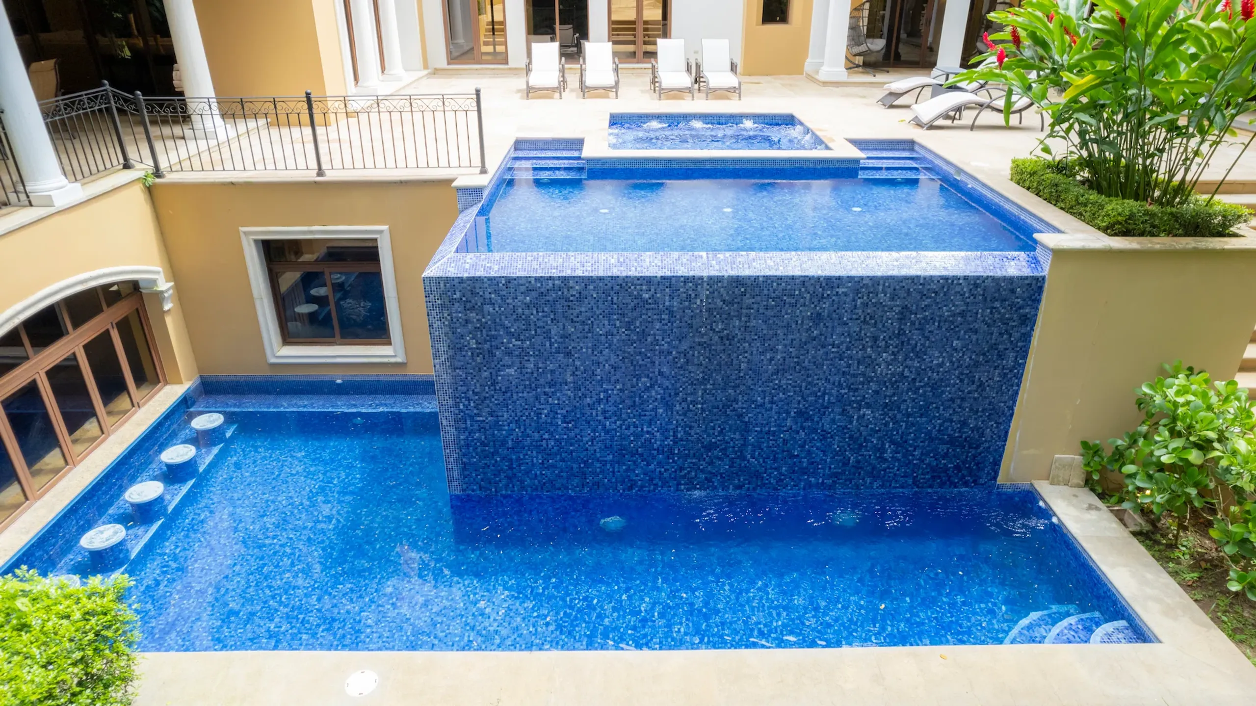 Federico Castro–Designed Villa in Los Sueños with Pool, Theater & Golf Views — photograph 8