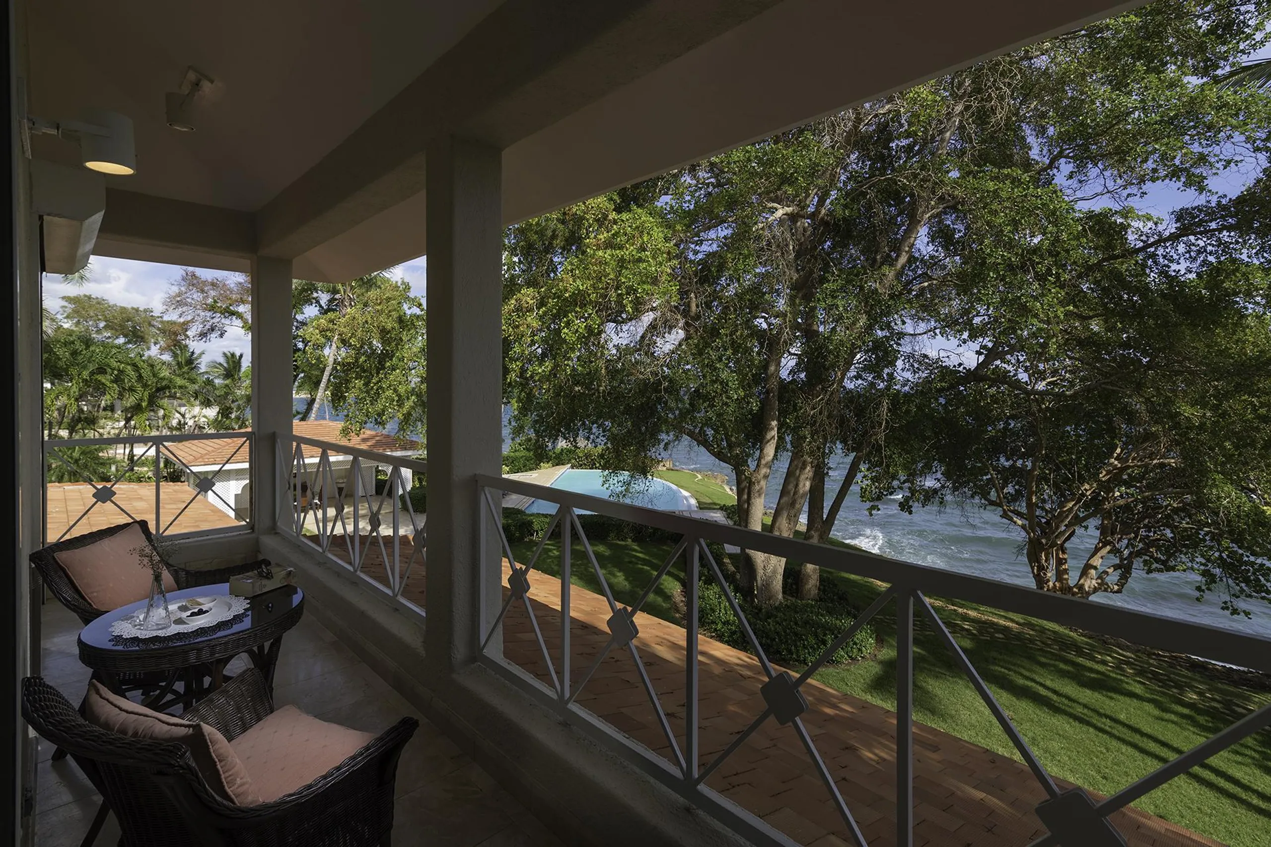 Lavish Oceanfront Abode with Private Pool and Overlooking Garden — photograph 2