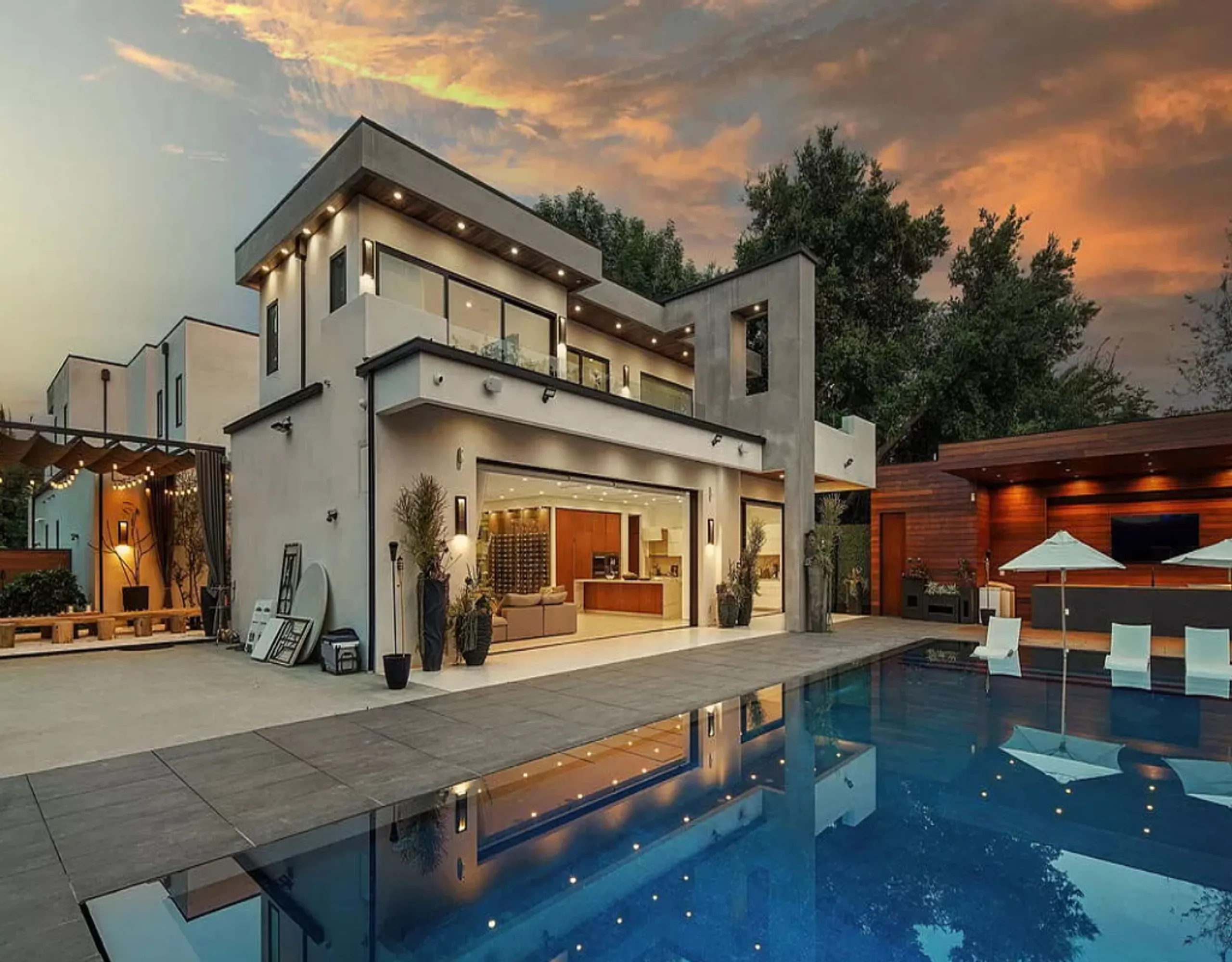 Outstanding Tarzana Estate with Invigorating Pool — photograph 6