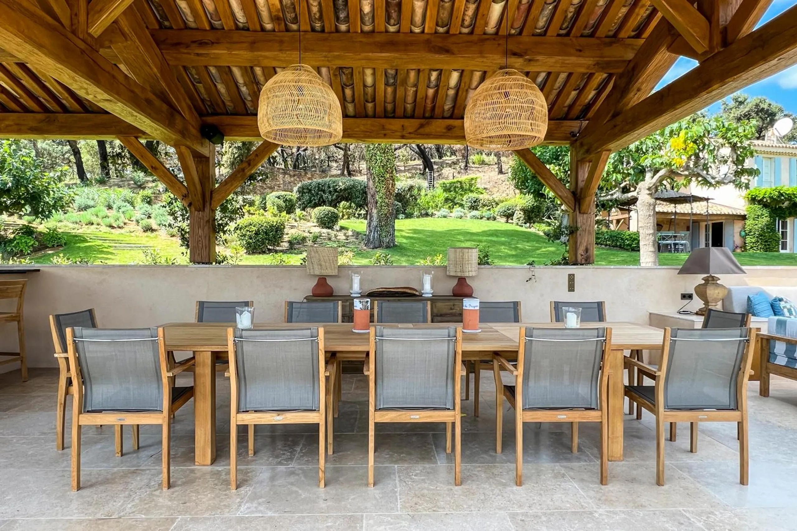 Embellished 6BR Villa with Private Pool and Overlooking Woodland — photograph 9