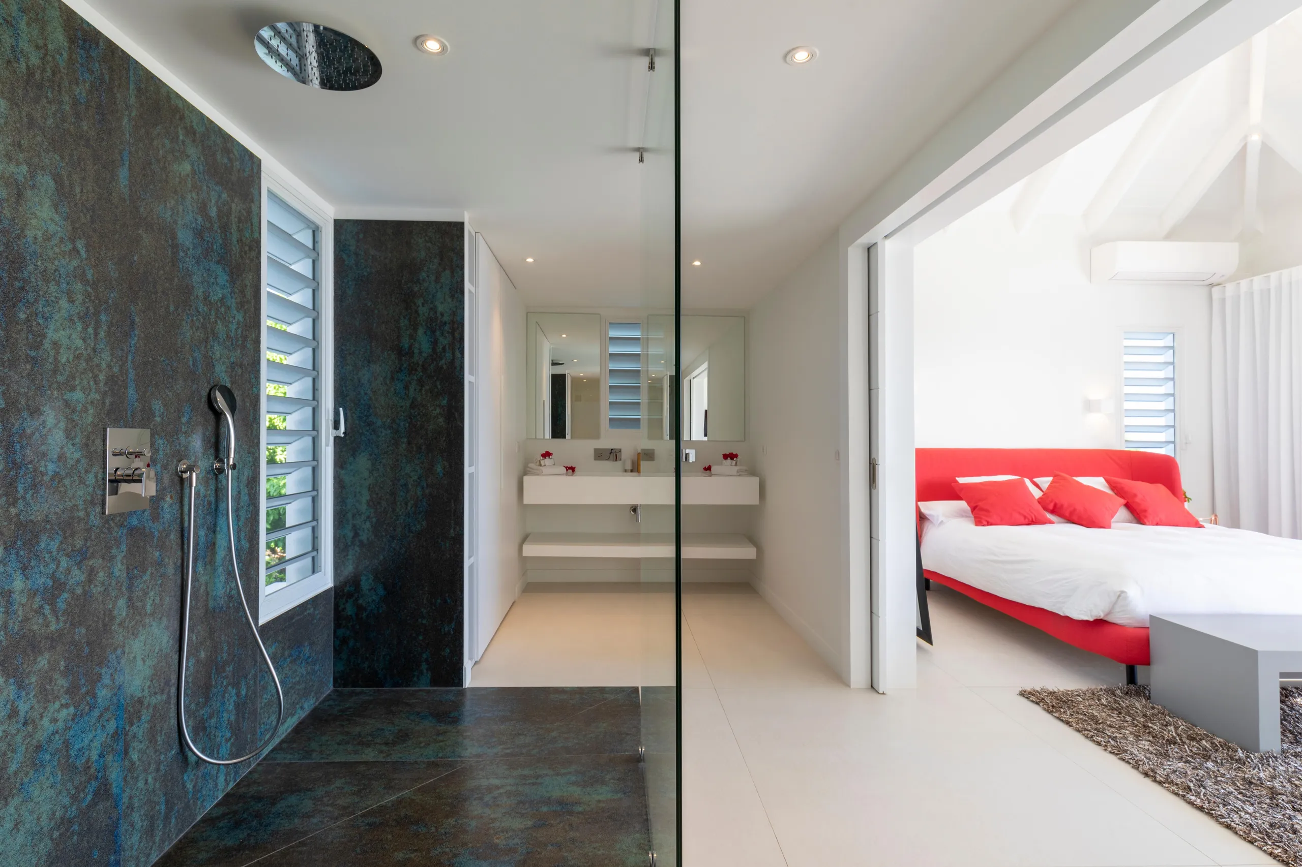 Lavish Seaview Villa with Infinity Pool and Fitness Room — photograph 8