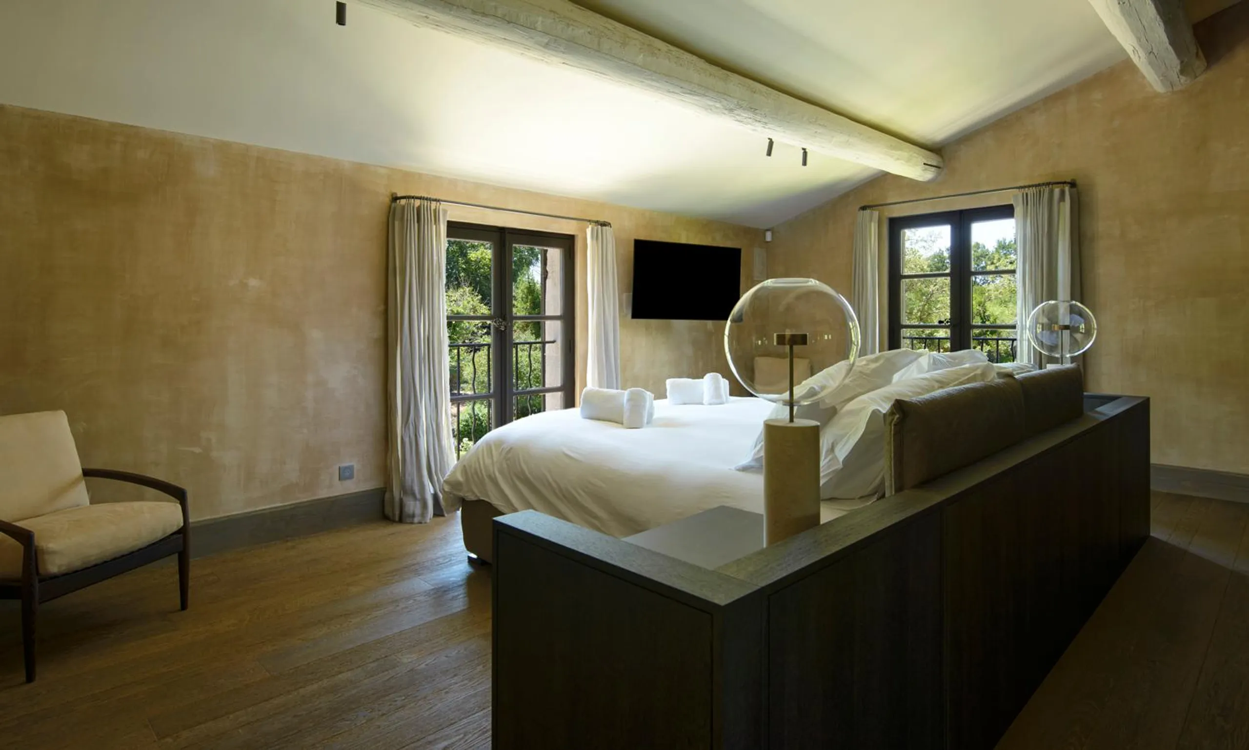 Serene Splendor Retreat with Poolside and Mountain Views — photograph 10