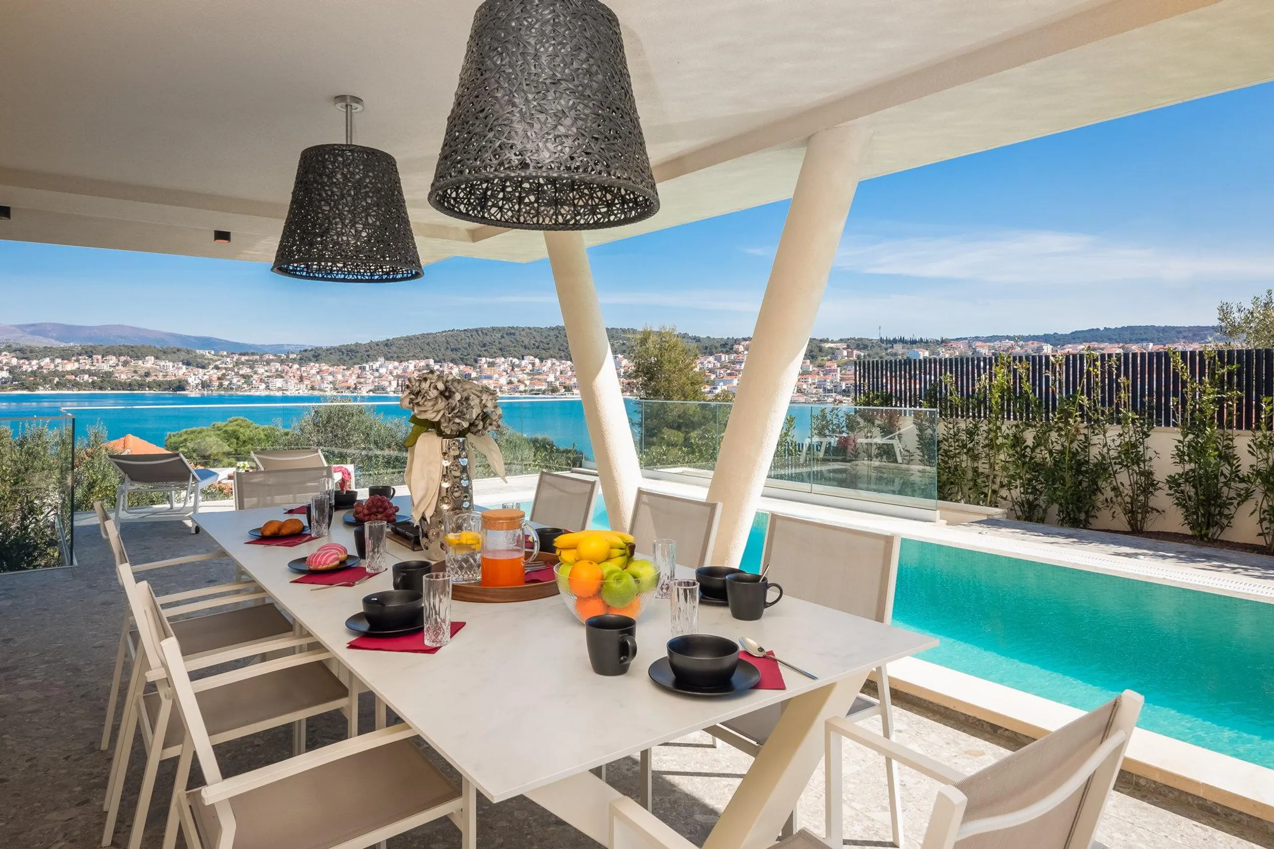 Chic Contemporary Retreat with Pool and Lovely Sea Views — photograph 10