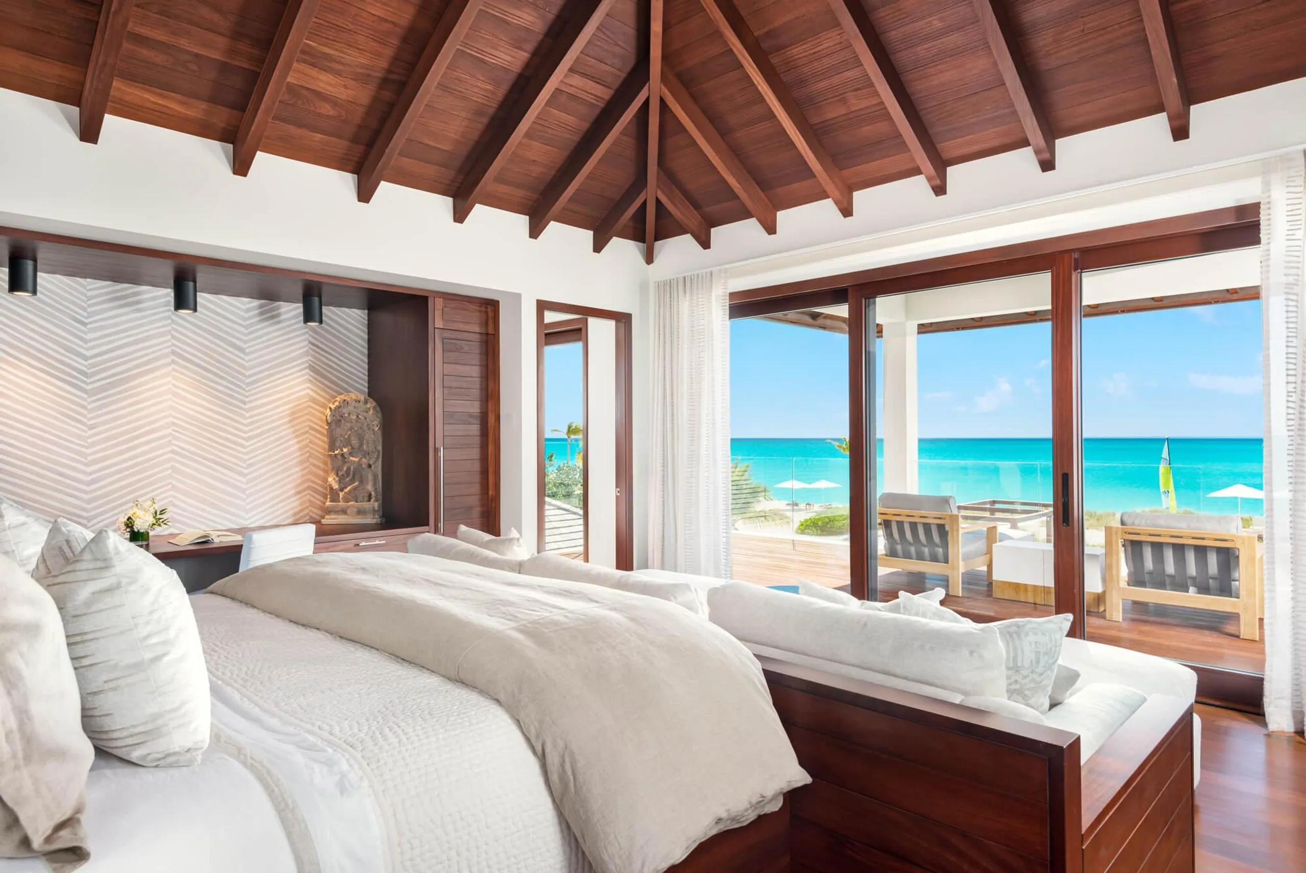 Oasis of Elegance and Serenity Luxe Villa on Grace Bay — photograph 11