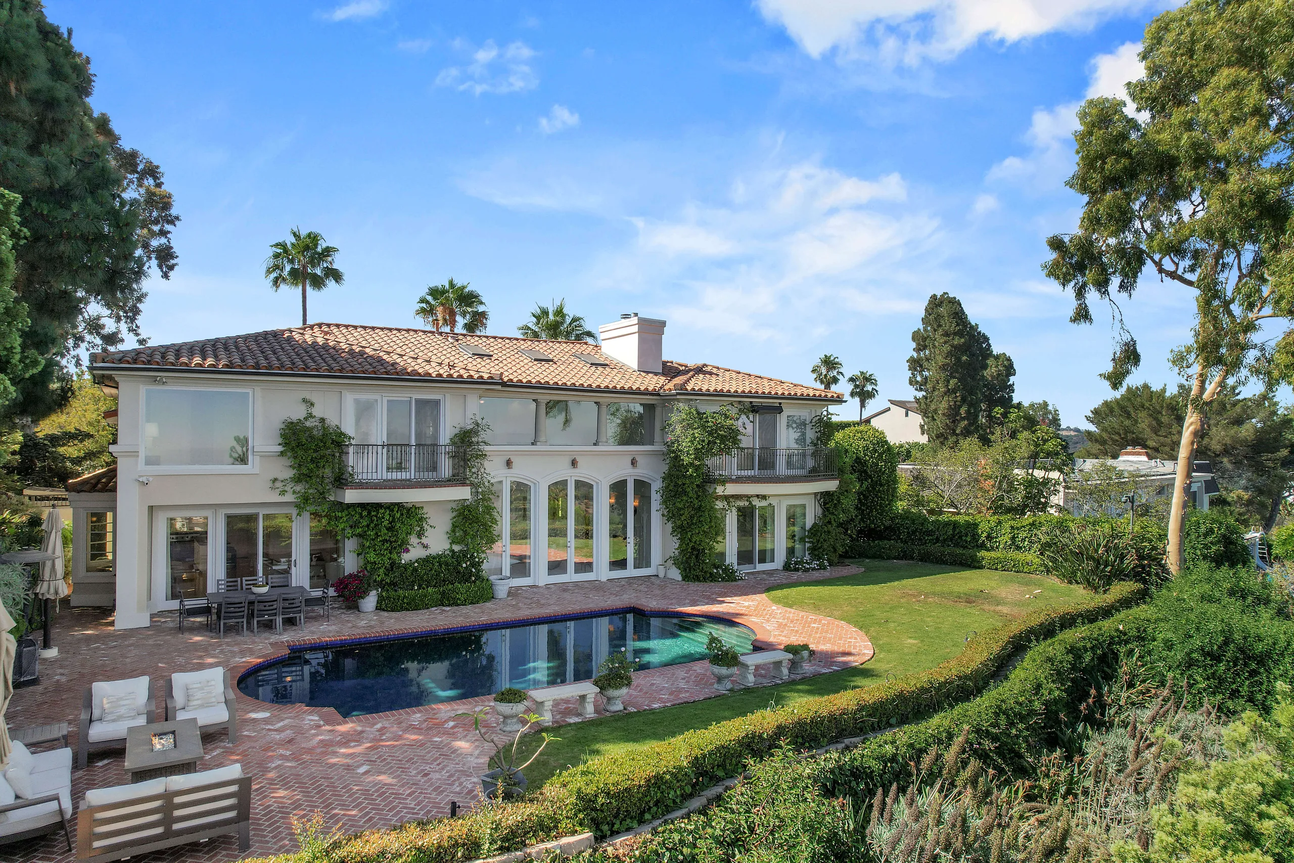 Timeless Bel Air Sanctuary with City Views, Pool & Grassy Grounds — photograph 3