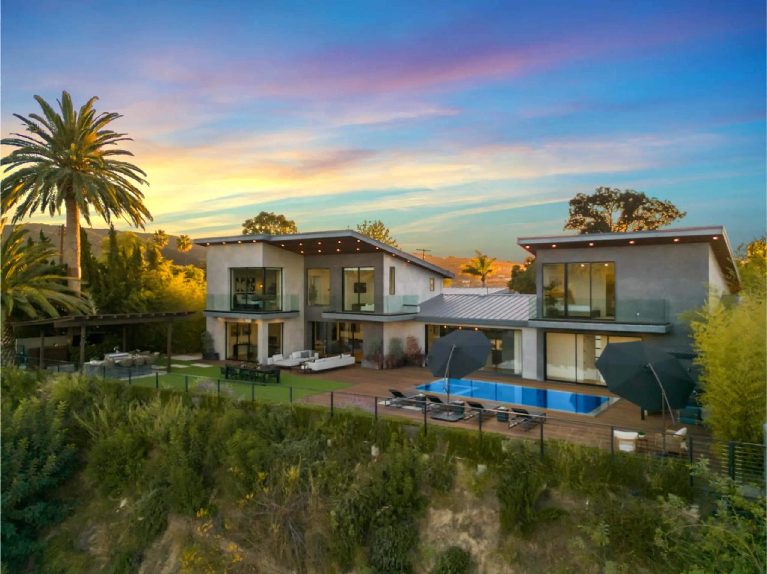 Skyline Luxury Estate with Private Pool and Jacuzzi — photograph 3