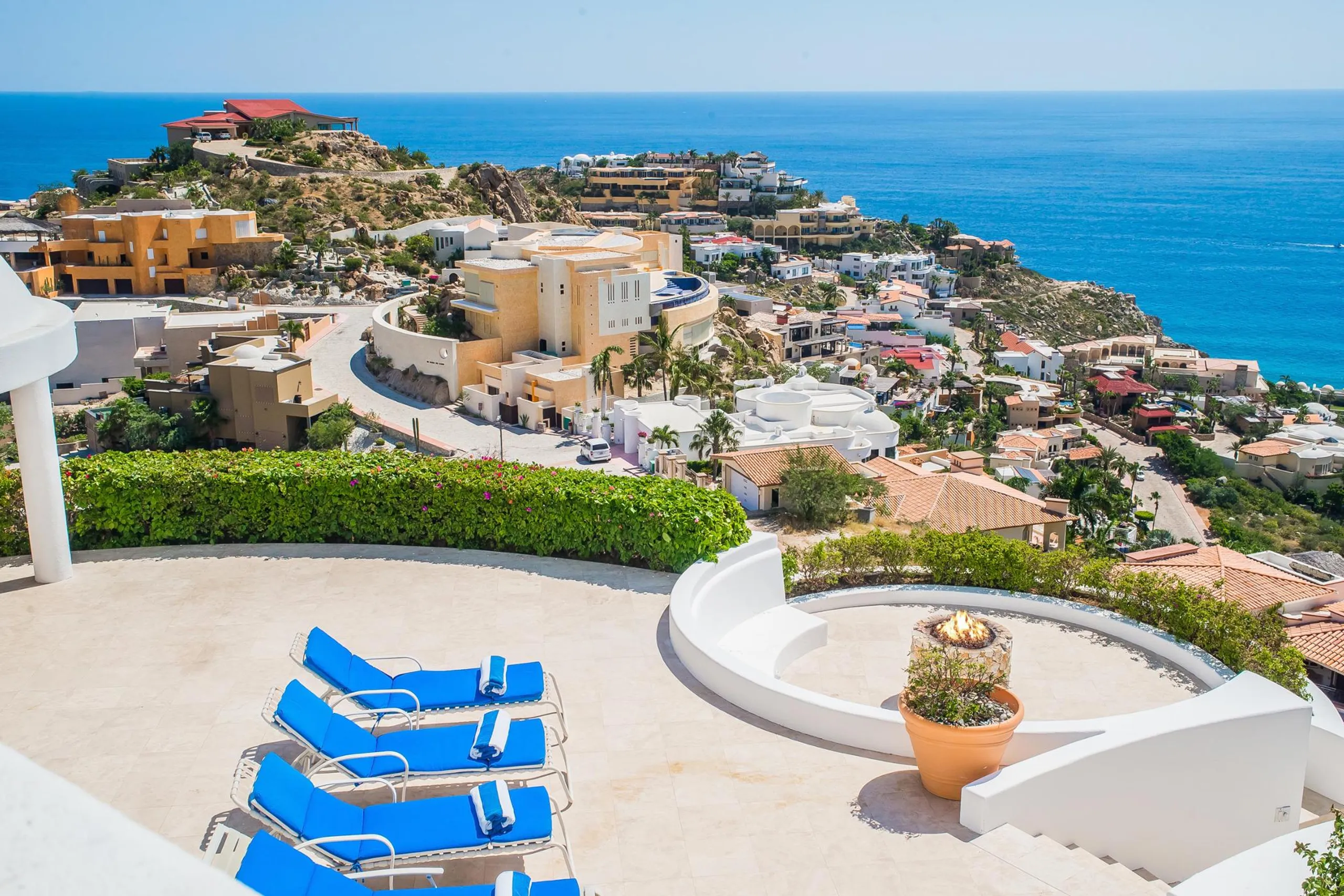 Elegant Mediterranean-style Villa with Infinity Pool and Blue Ocean Views — photograph 5