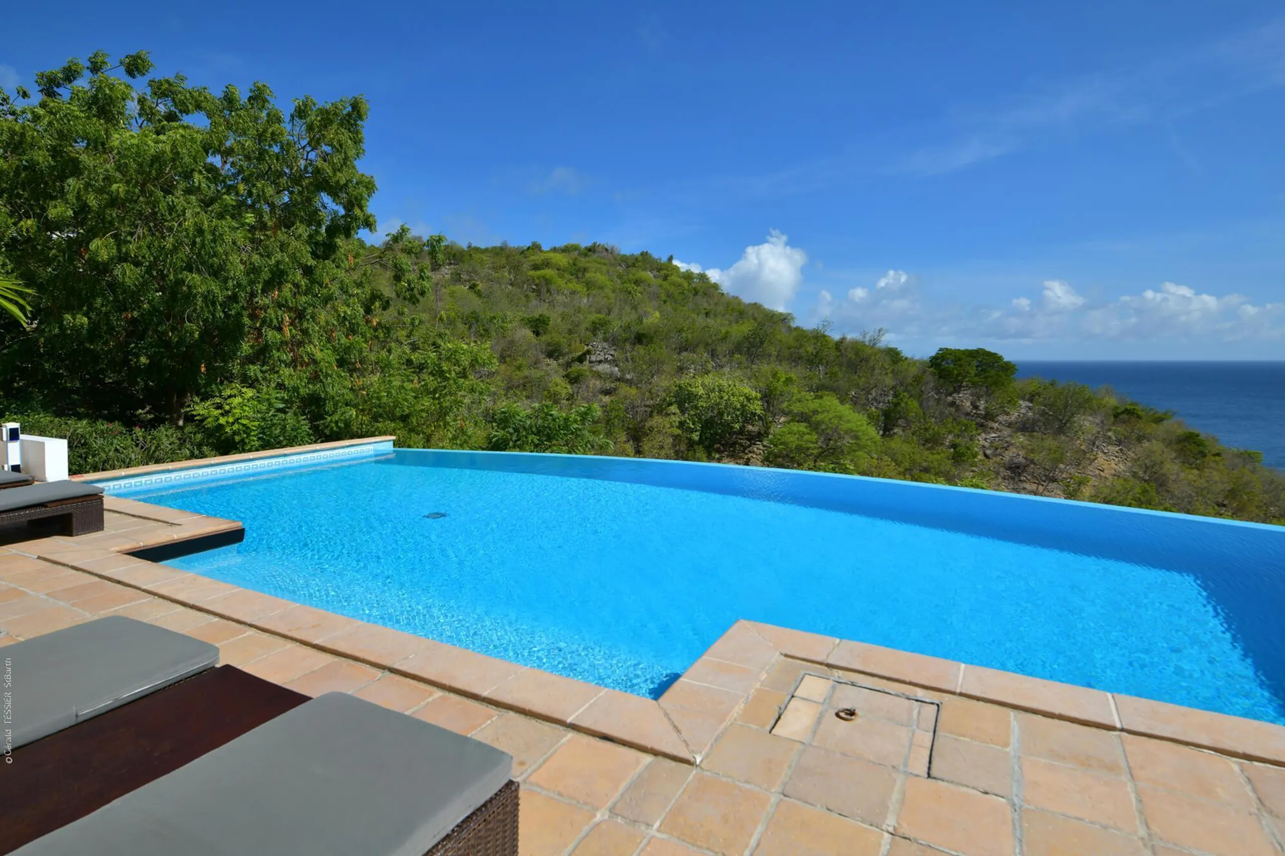 Contemporary Colonial Style Villa with Infinity Pool and Ocean Views — photograph 11