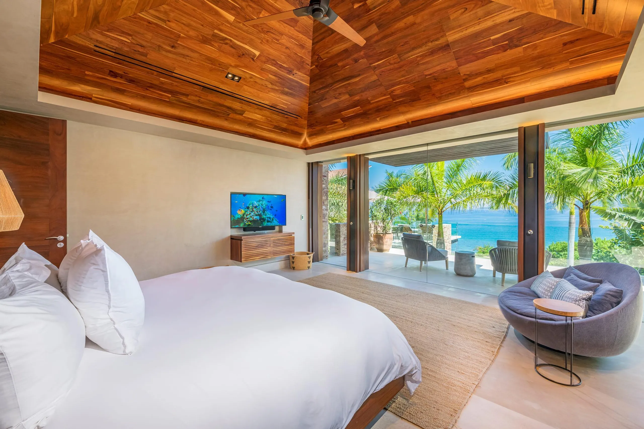 Lush Luxury Kupuri Estate with Infinity Pool and Ocean Views — photograph 8