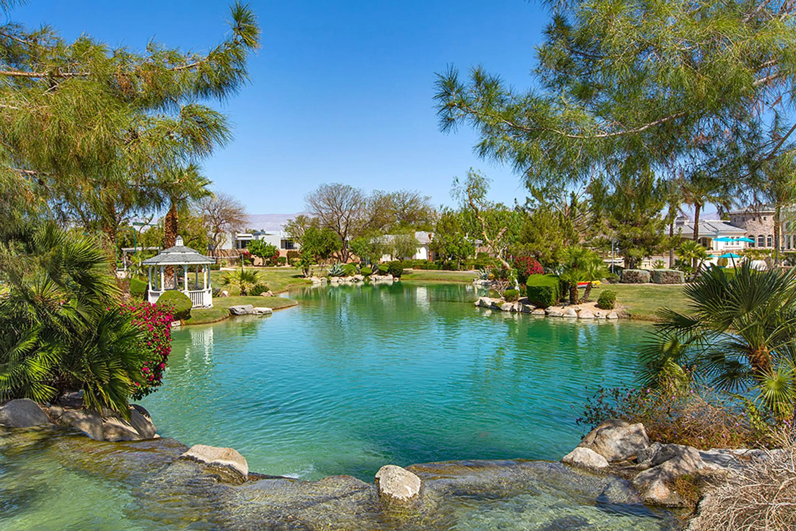 Elegant Luxe Desert Estate with Private Lake, Pool, and Tennis Court — photograph 9