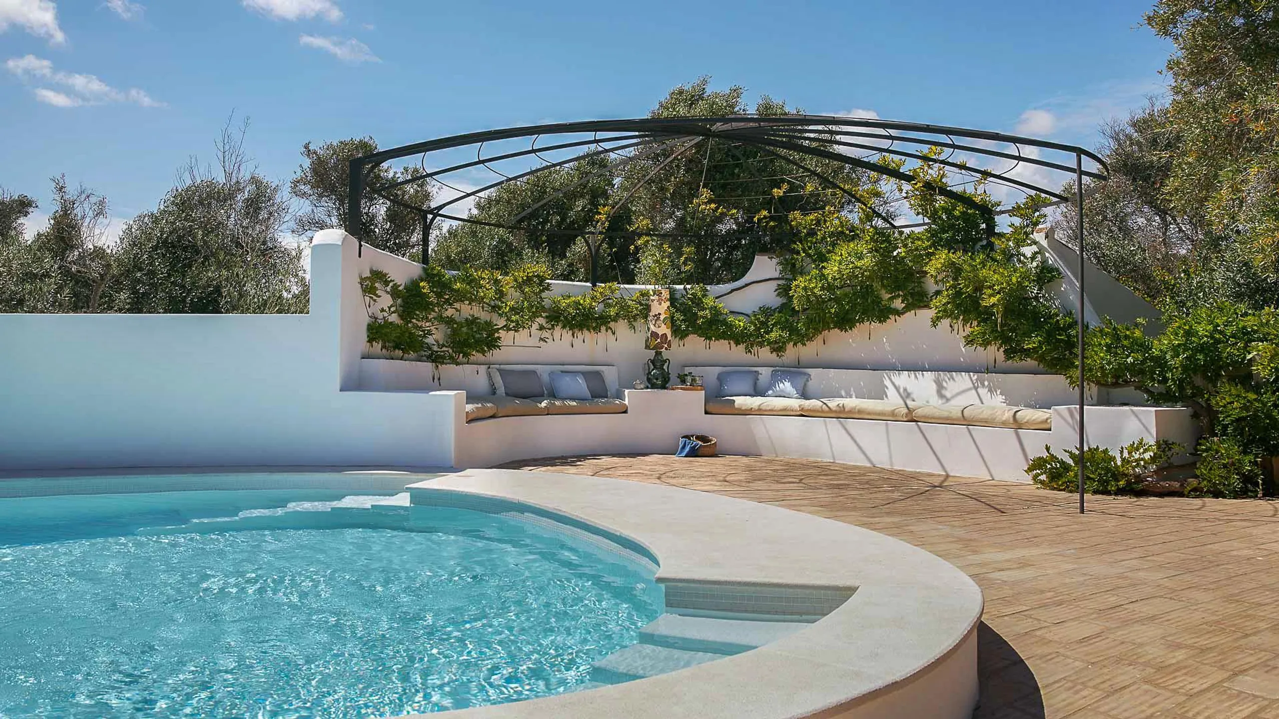 Gleaming Beachside Villa with Two Private Pools and Underfloor Heating — photograph 6