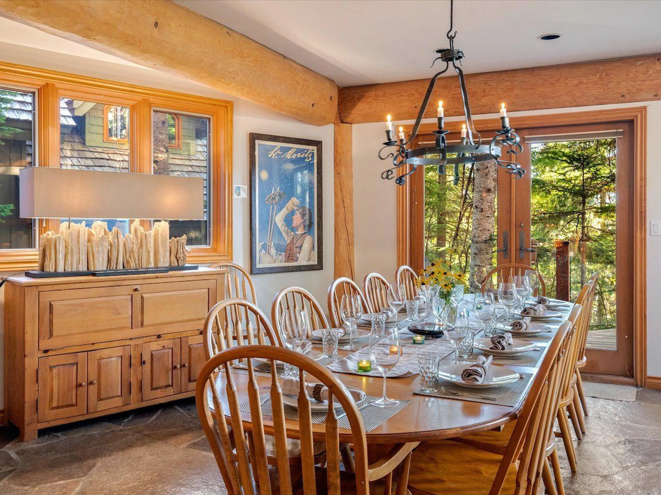 A High-End Retreat with Scenic Mountain Views, Lavish Pool, and Elegant Amenities VILLAWAY® — photograph 12