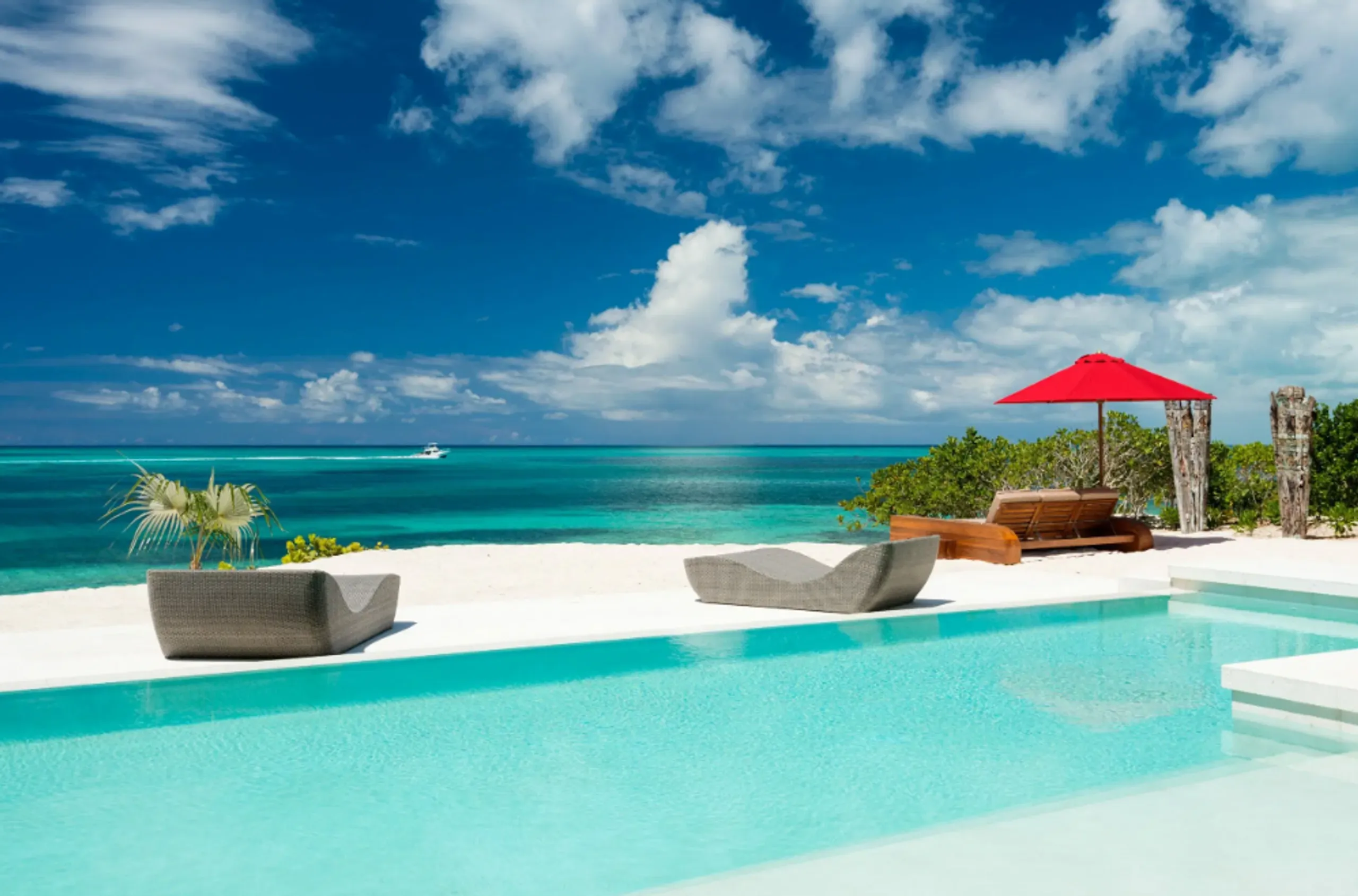 Gorgeous Ocean Front Modern Contemporary Villa with Private Pool on Grace Bay — photograph 3