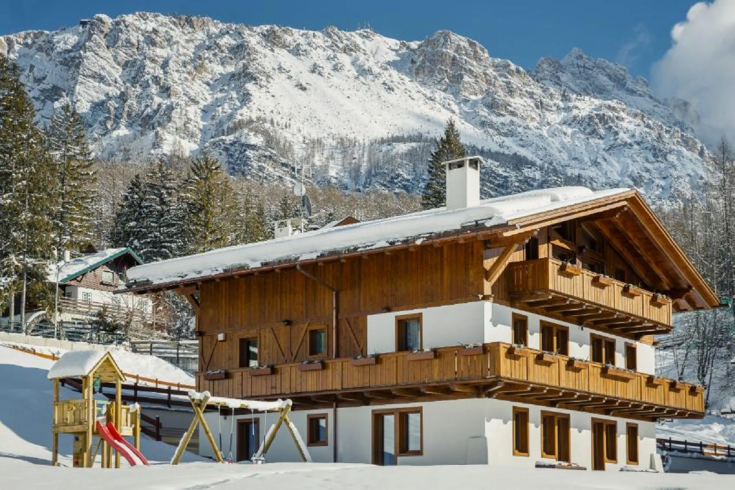 Magnificent Luxury Mountain View Retreat with Heated Pool and Stunning Views, Cortina
