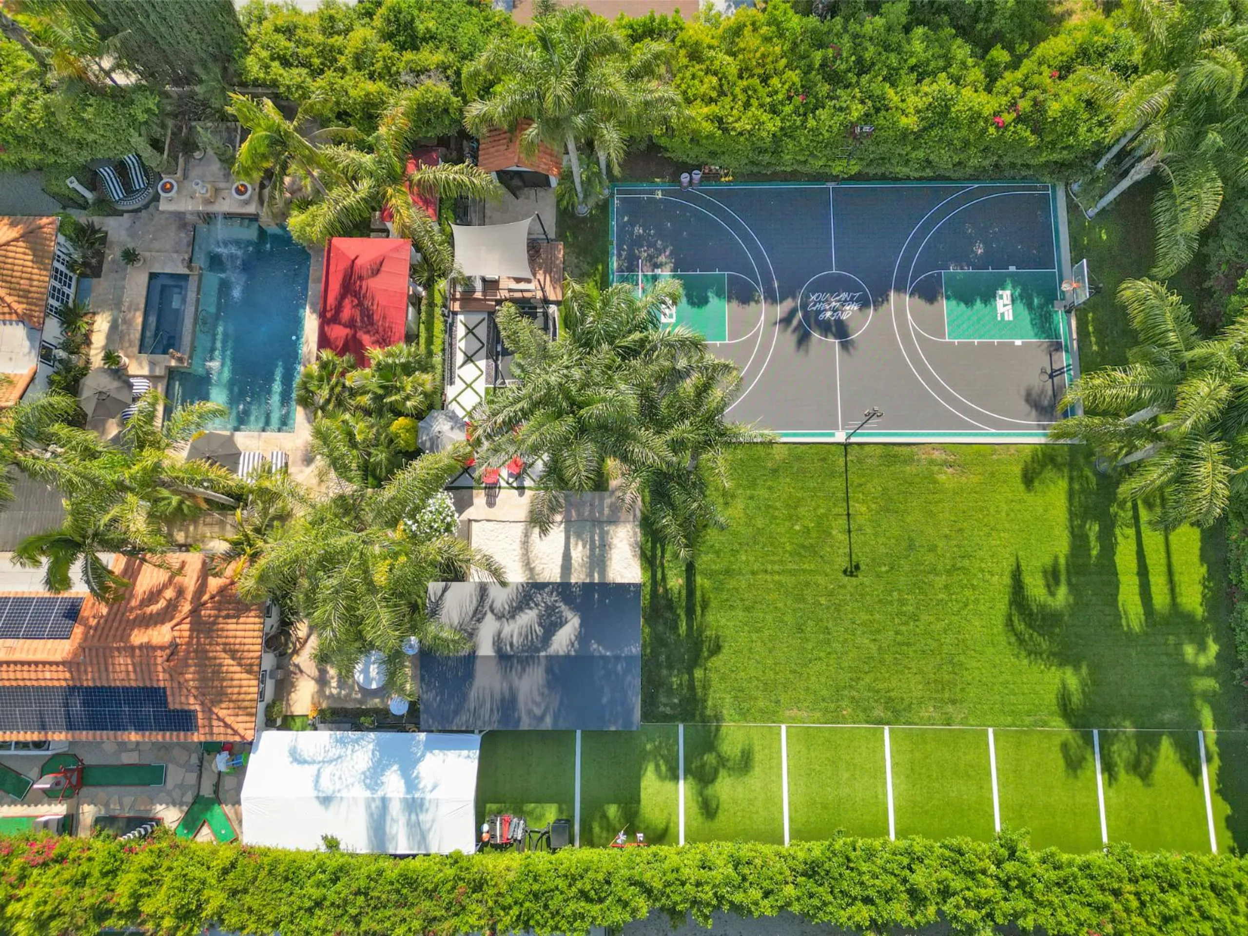 Regal Resort-Style Estate with Tennis Court and Pool — photograph 5