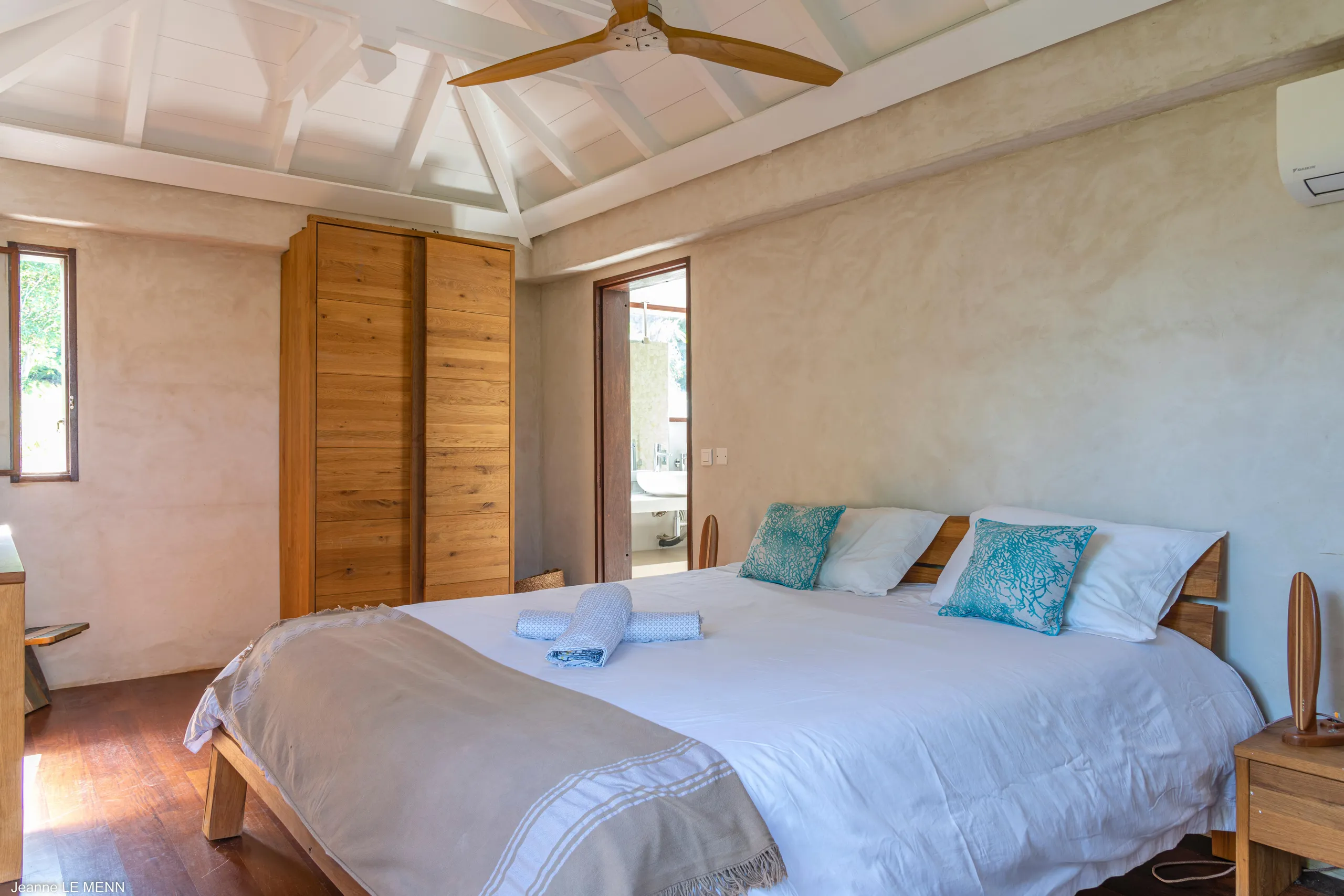 Luxurious Beachside Bungalow with Private Pool and Ocean Views — photograph 10
