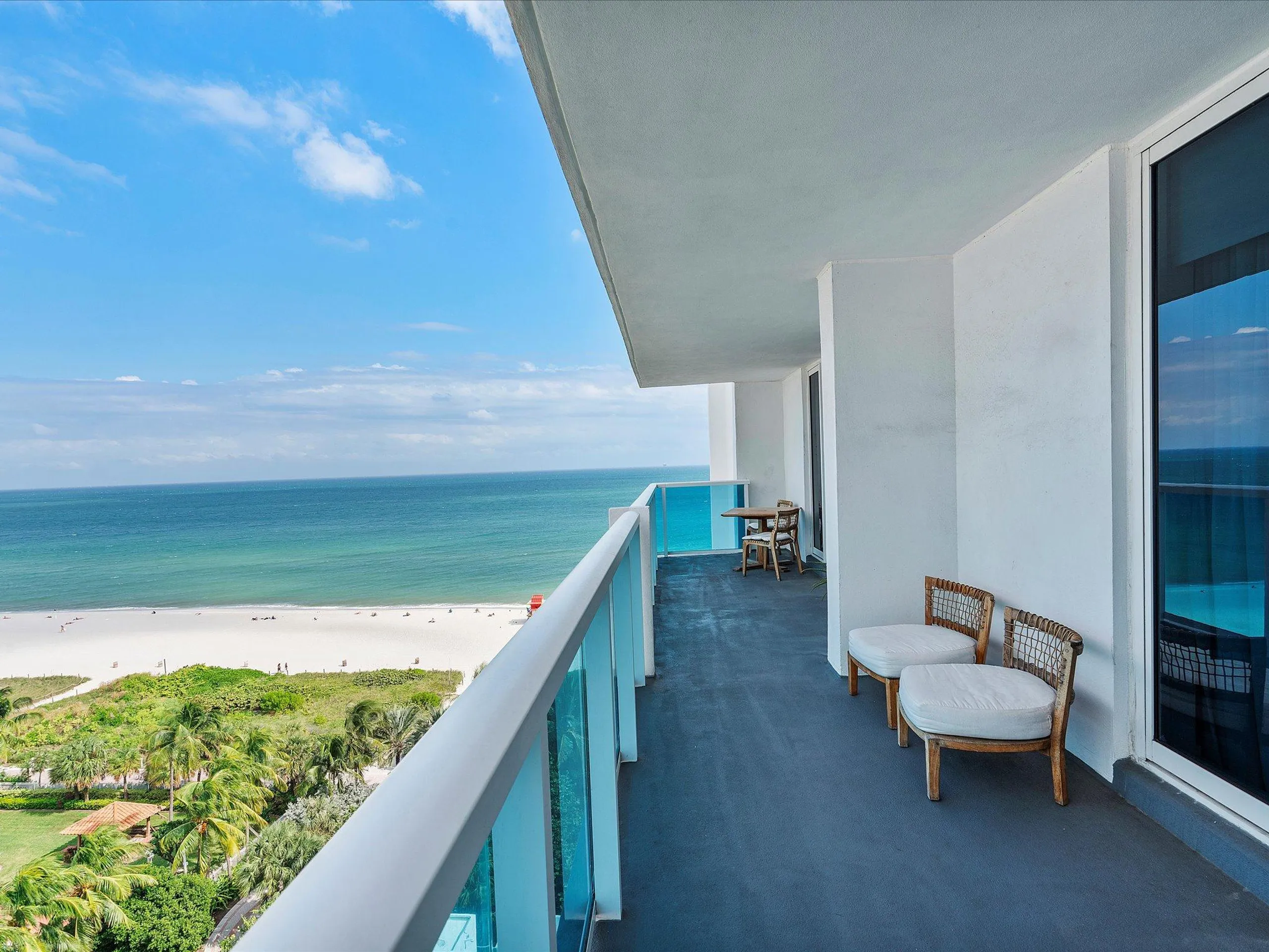 Deluxe Beachfront Retreat with Sun Deck — photograph 3