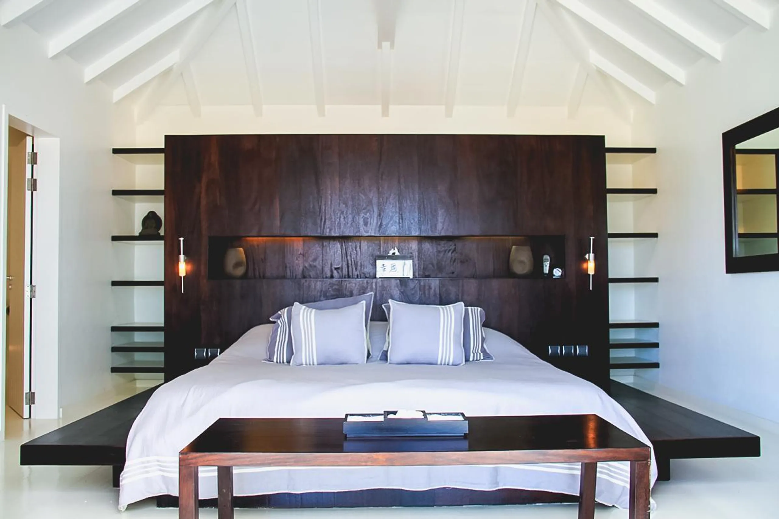 Serene Seaside Estate with Private Pool and Ocean Views — photograph 7