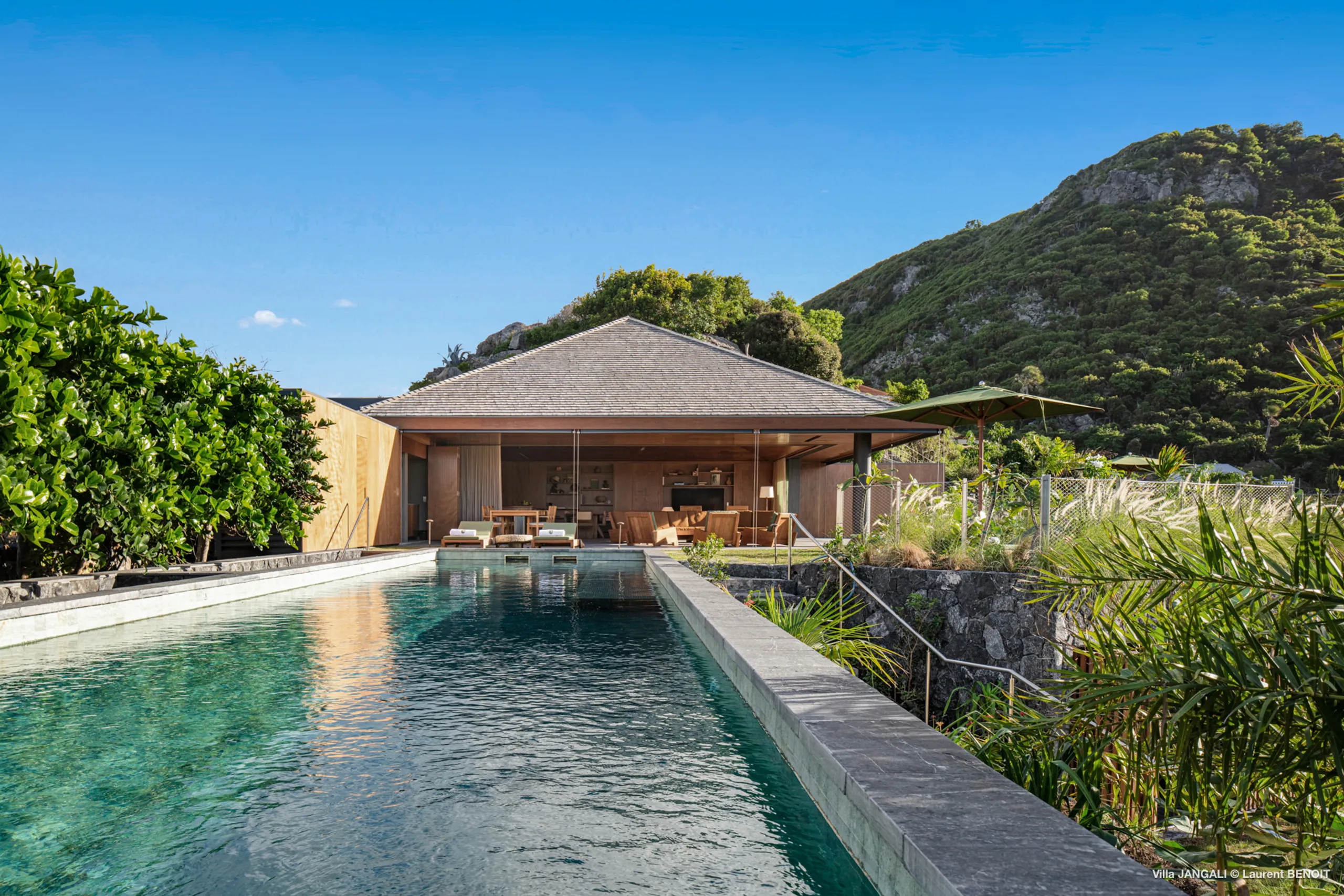 Serene Flamands Estate with Gardens, Heated Pool & Ocean Views — photograph 2