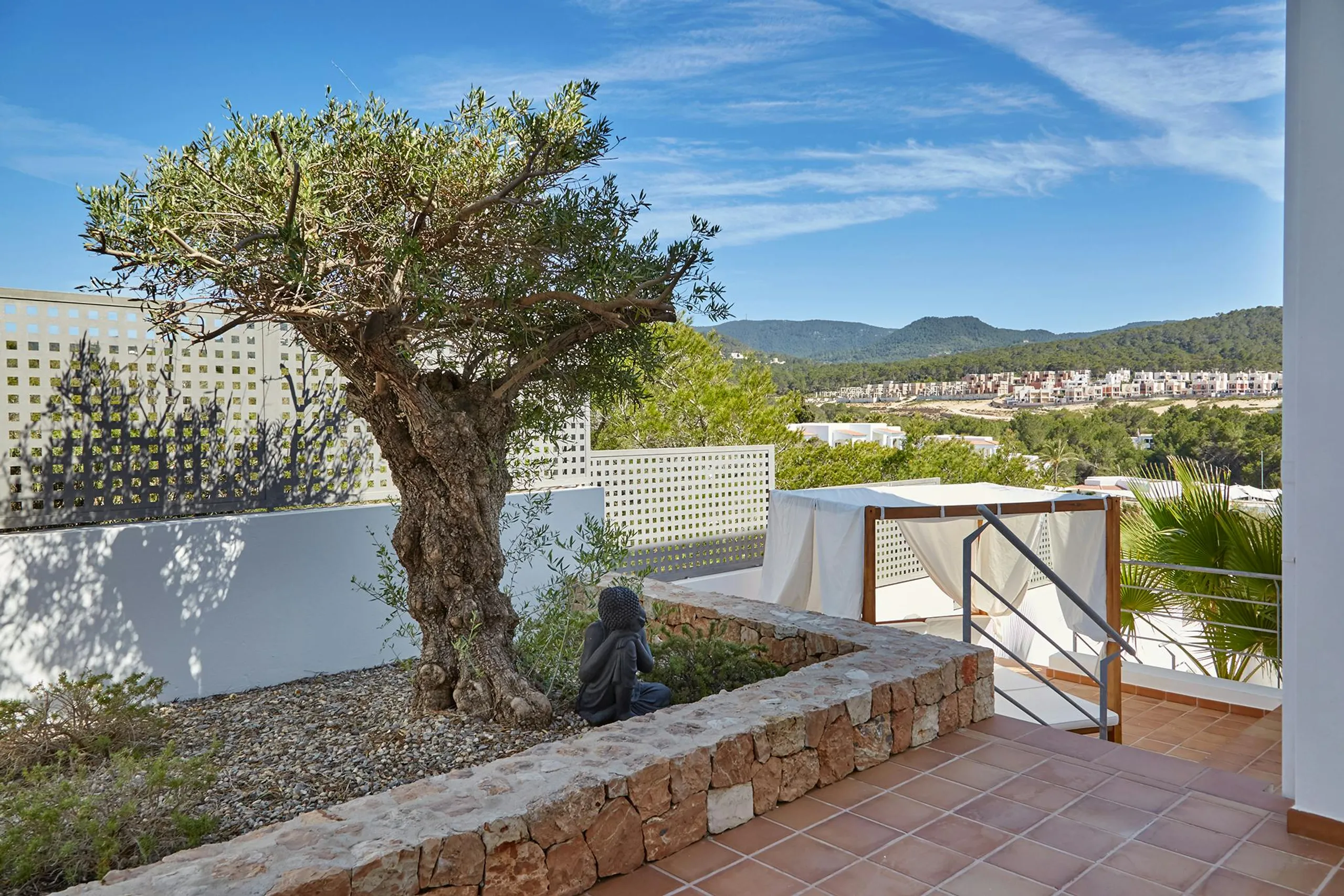 Shimmering Seaside Villa in Ibiza with Private Pool and Walks to Beach — photograph 9