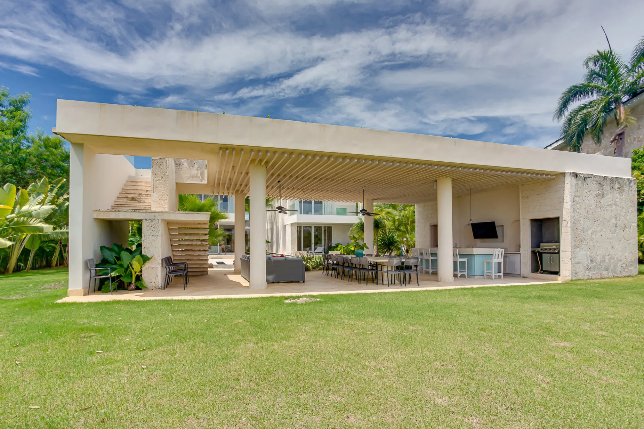 Sophisticated Punta Cana Villa with Private Pool, Modern Designs and Lake Views — photograph 6