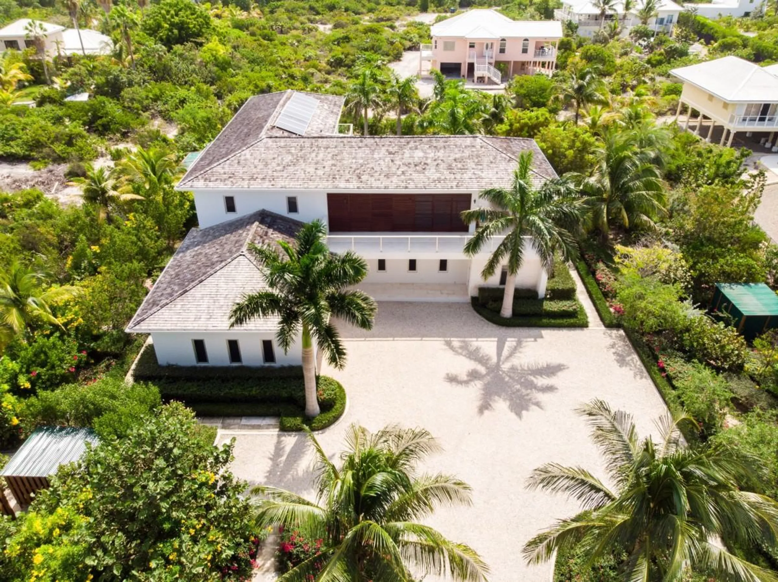 Luxurious Modern Getaway, Steps from Award-Winning  Pelican Beach — photograph 2