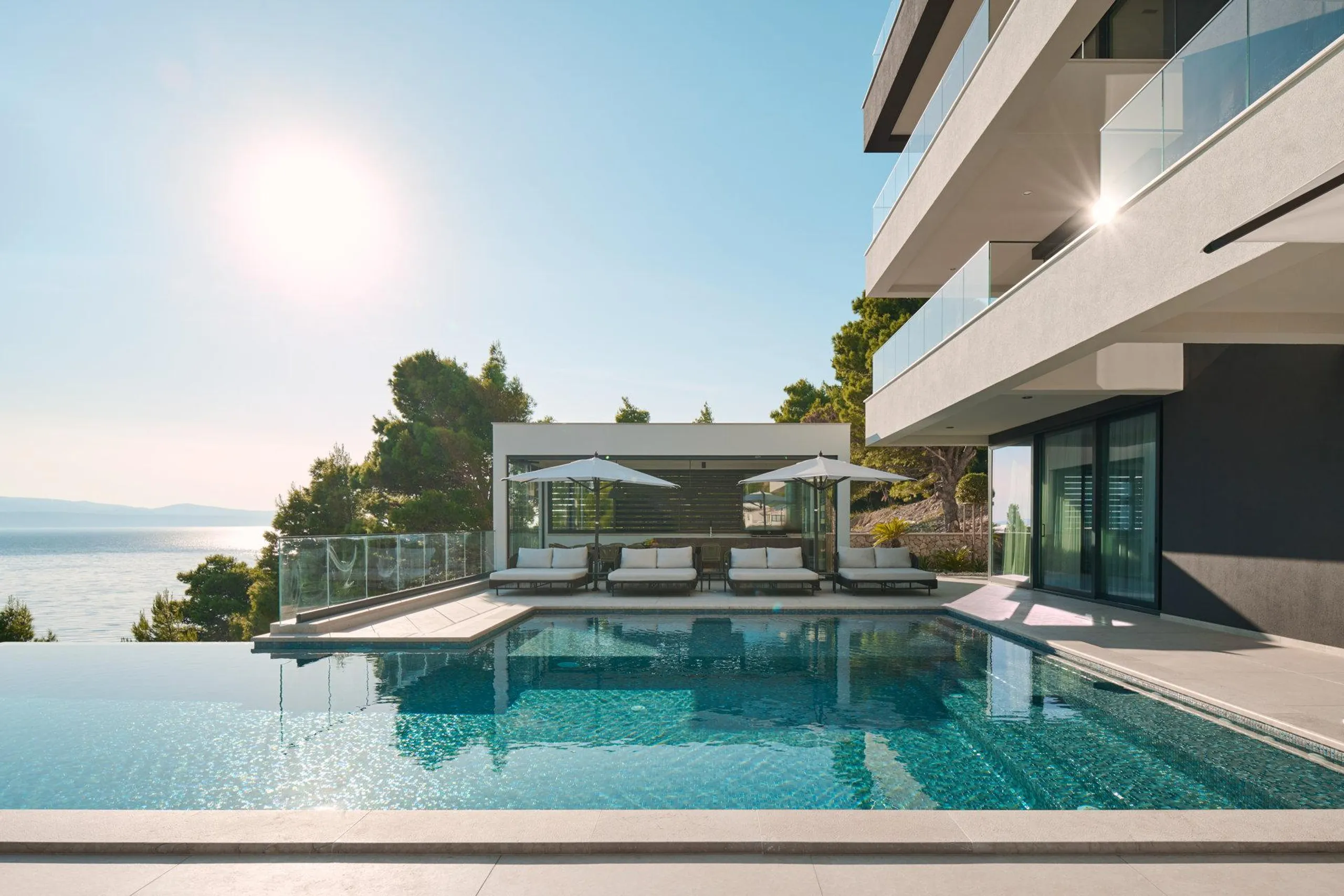 Lavish Villa with Heated Pool, Jacuzzi and  Stunning Sea Views — photograph 5