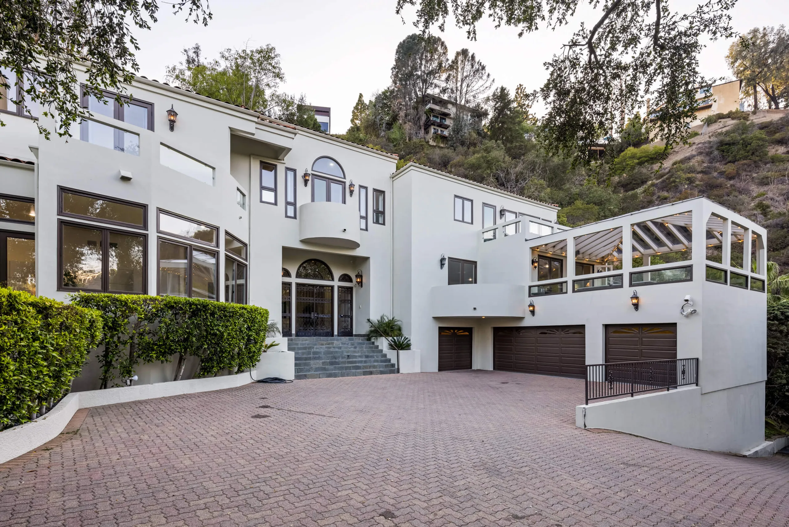 Refined Style Contemporary Estate with Private Pool, Sauna, and Tennis Court — photograph 6