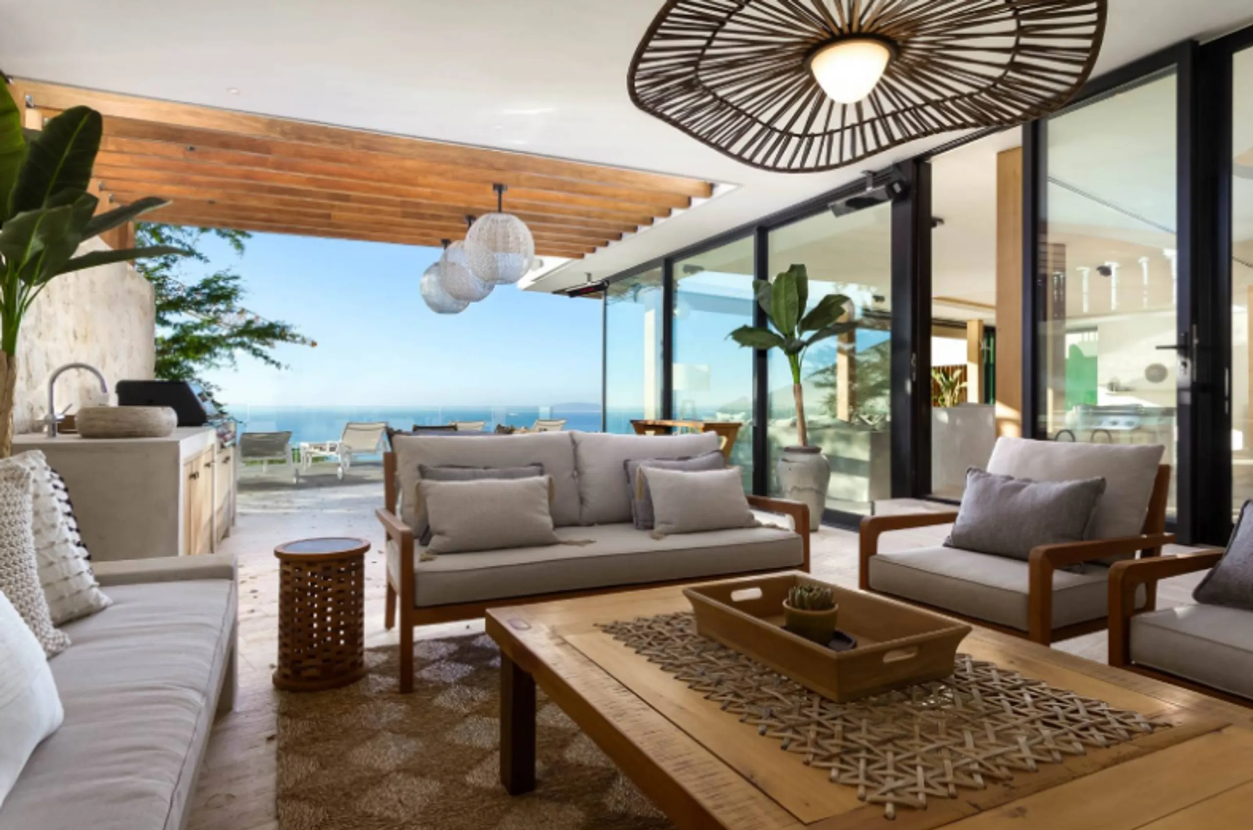 Captivating Modern Retreat with Panoramic Ocean Views — photograph 8