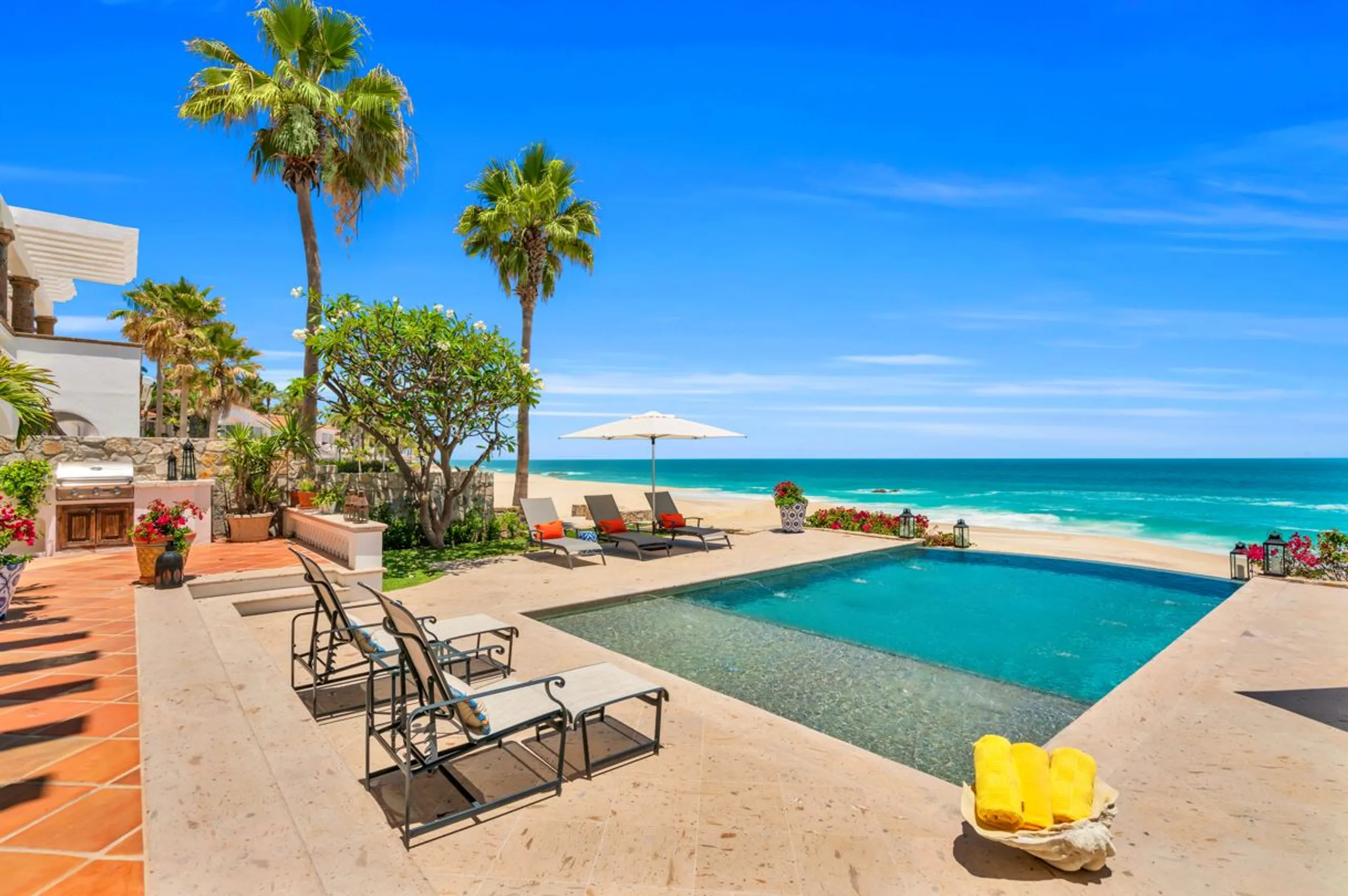 Invigorating Beachfront Villa with Private Infinity Pool, Resort Access and Sea Views — photograph 3