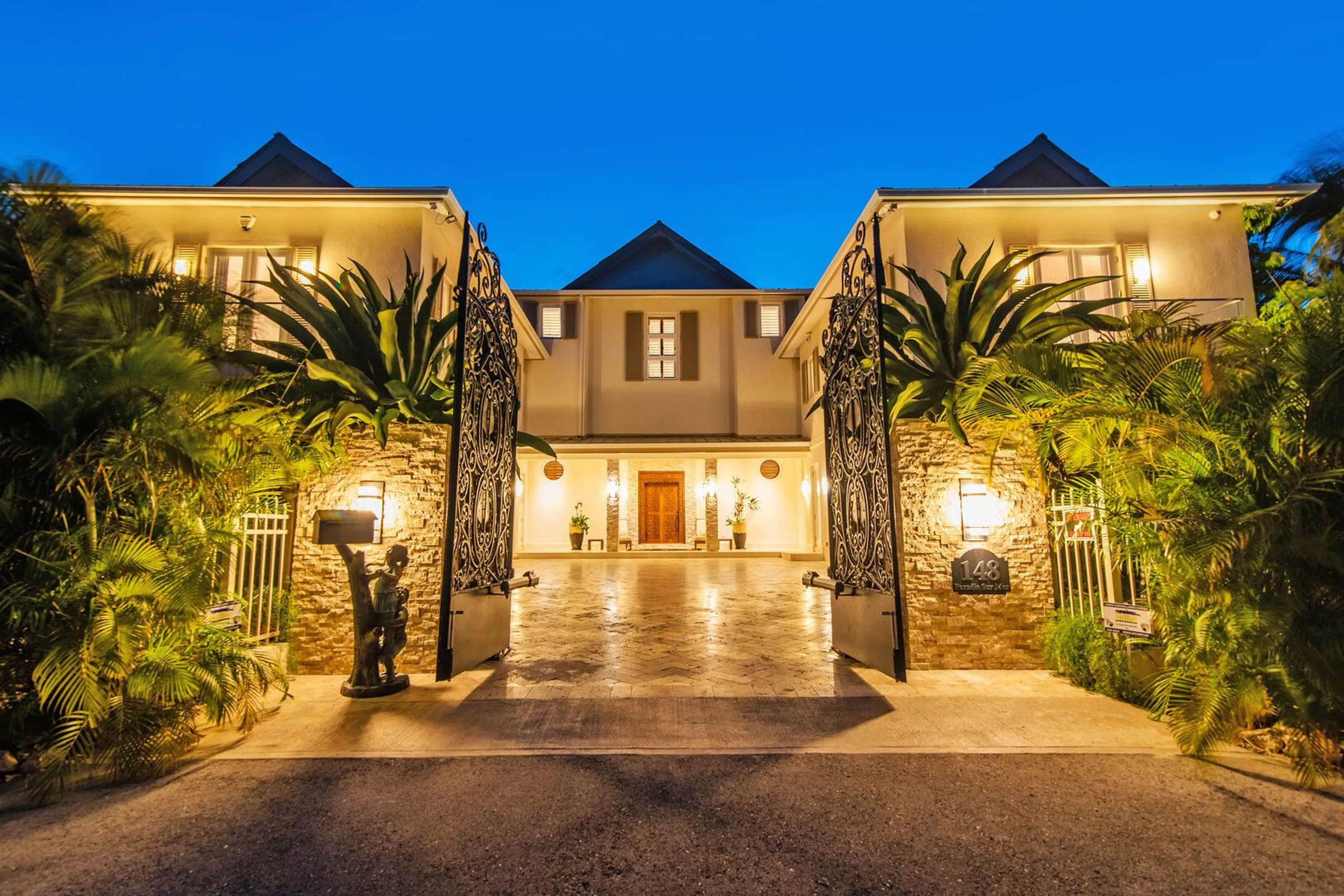 Ocean Front Cayman Paradise Estate with Infinity Pool and Ocean Views — photograph 4