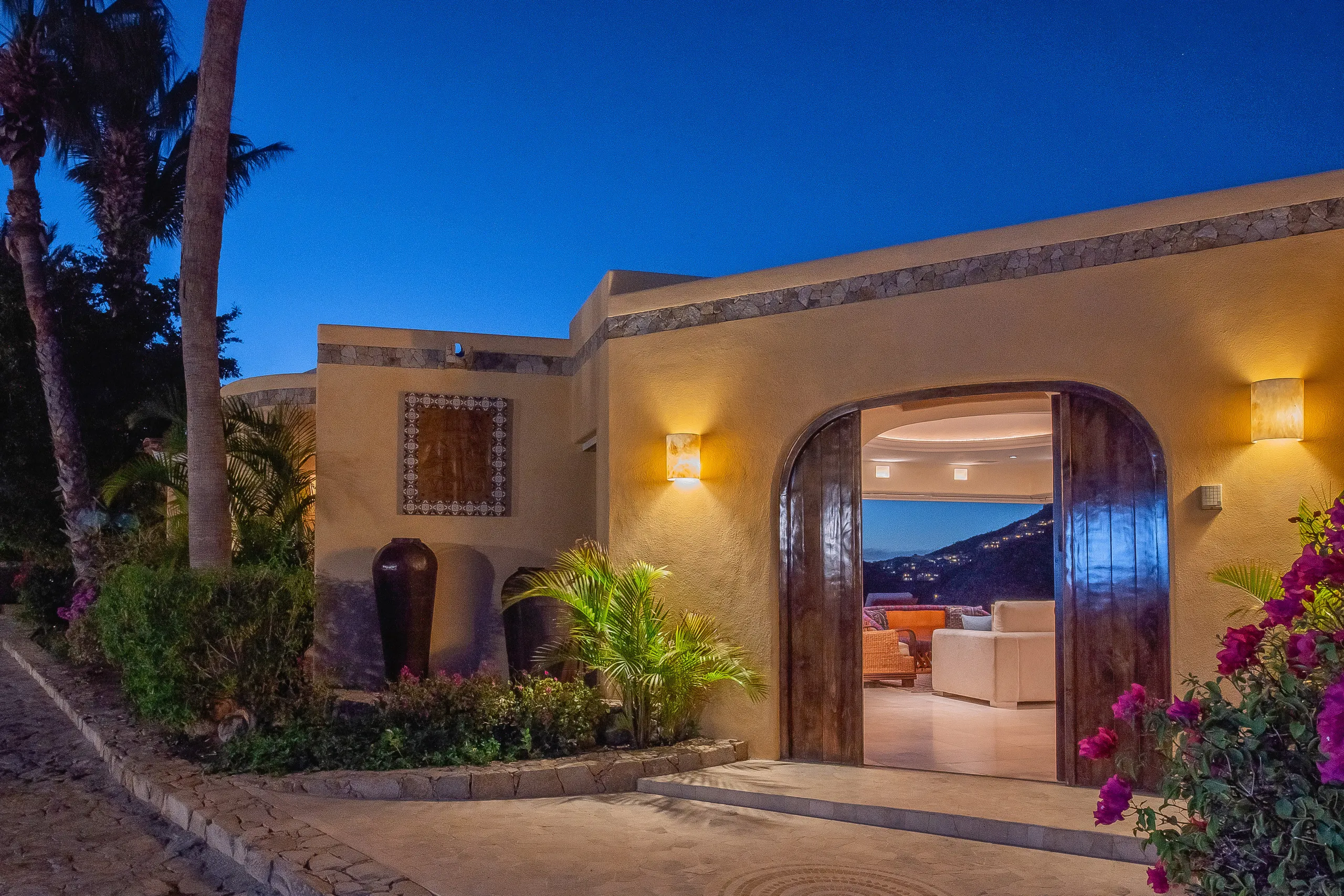Sensational Hillside Villa with Infinity Pool and Expansive Views — photograph 6
