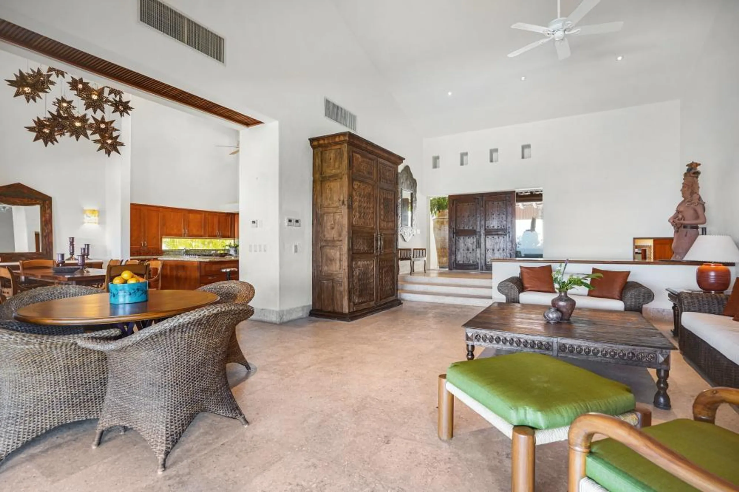 Opulence Unveiled with Mountain Vistas and Panoramic Ocean View Retreat — photograph 10