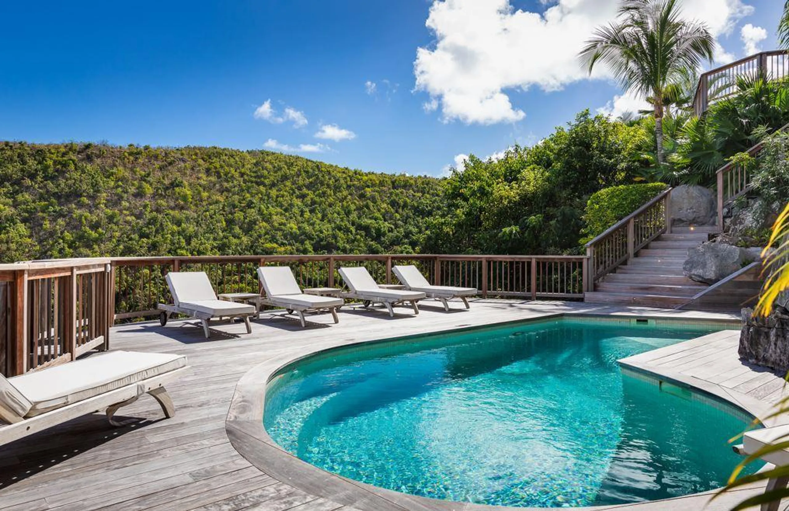 Traditional Colonial Villa with Heated Pool and Majestic Ocean Views — photograph 8