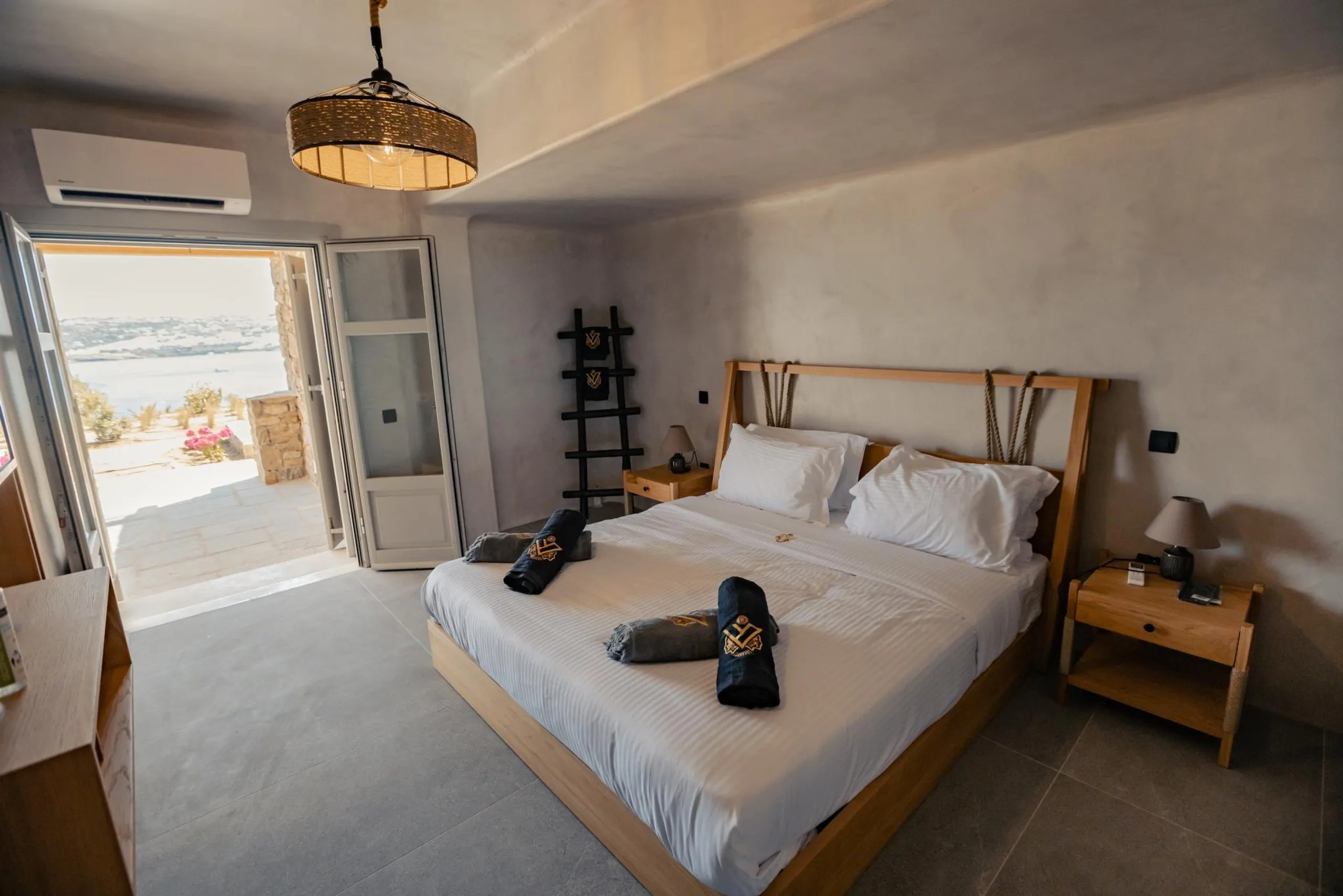 Stylish Mykonos Retreat with Private Pool and Sun Deck — photograph 11