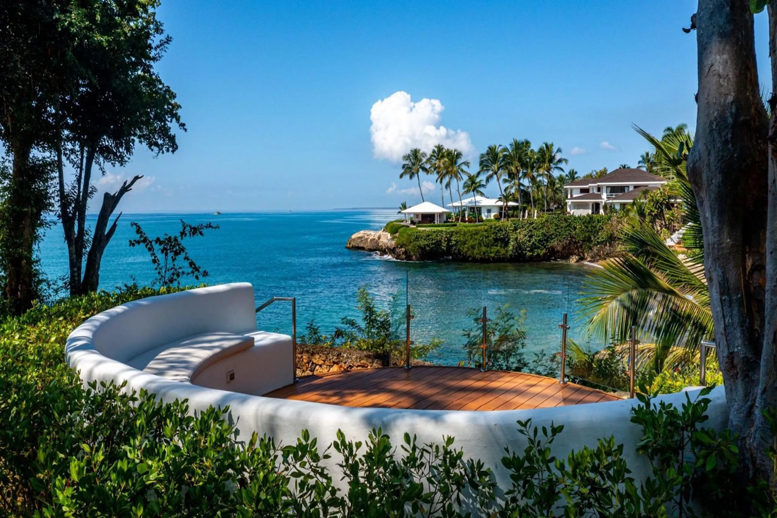Exquisite Beachfront Villa with Private Pool and Panoramic Sea Views — photograph 2