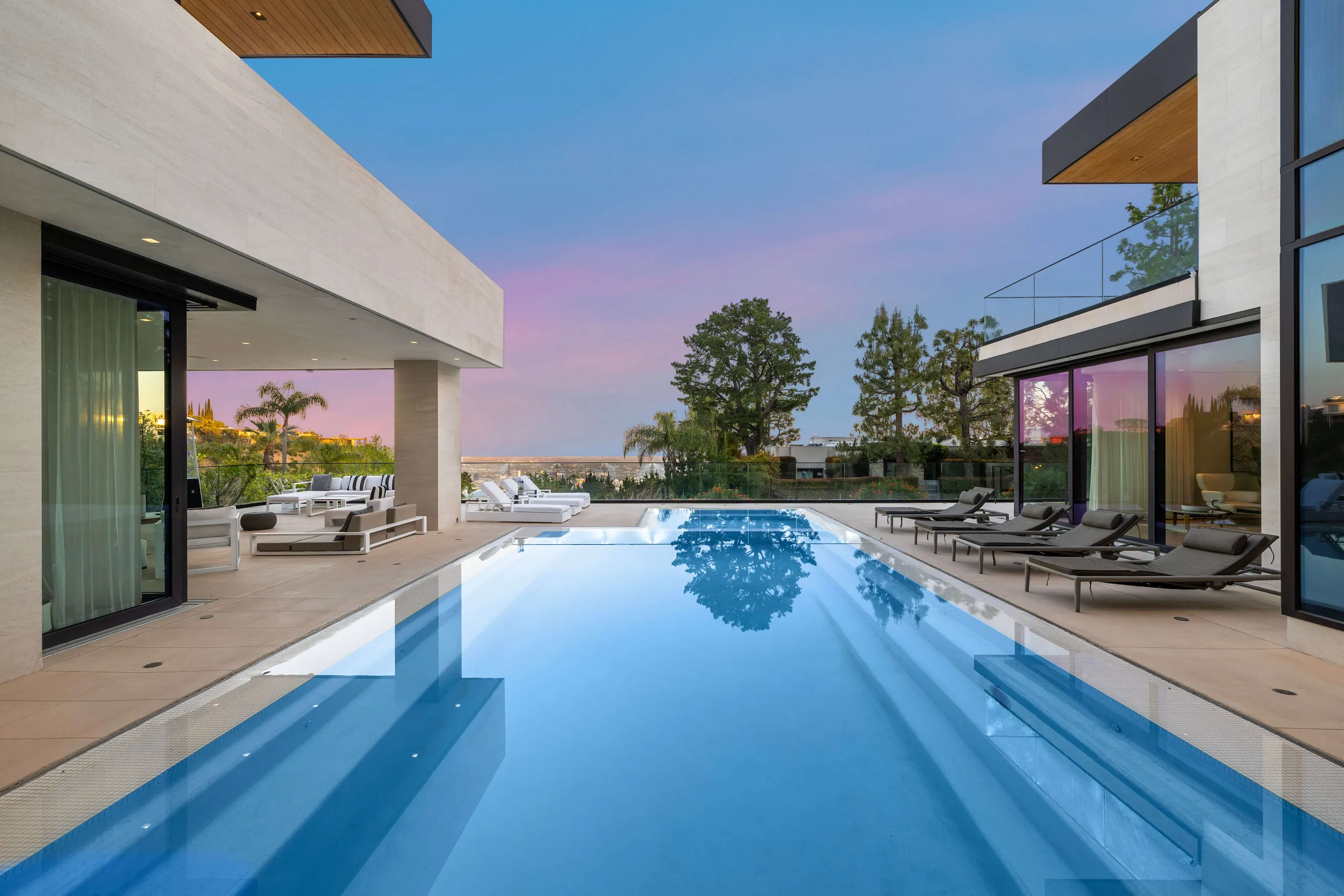 Modern Luxe Beverly Hills Estate with Infinity Pool and Panoramic Views — photograph 4