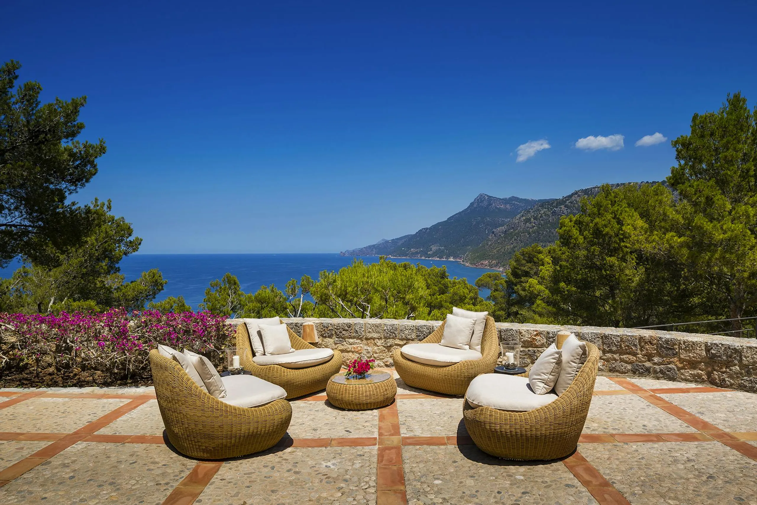 Alluring Spanish Villa with Private Pool and Garden Grounds — photograph 4