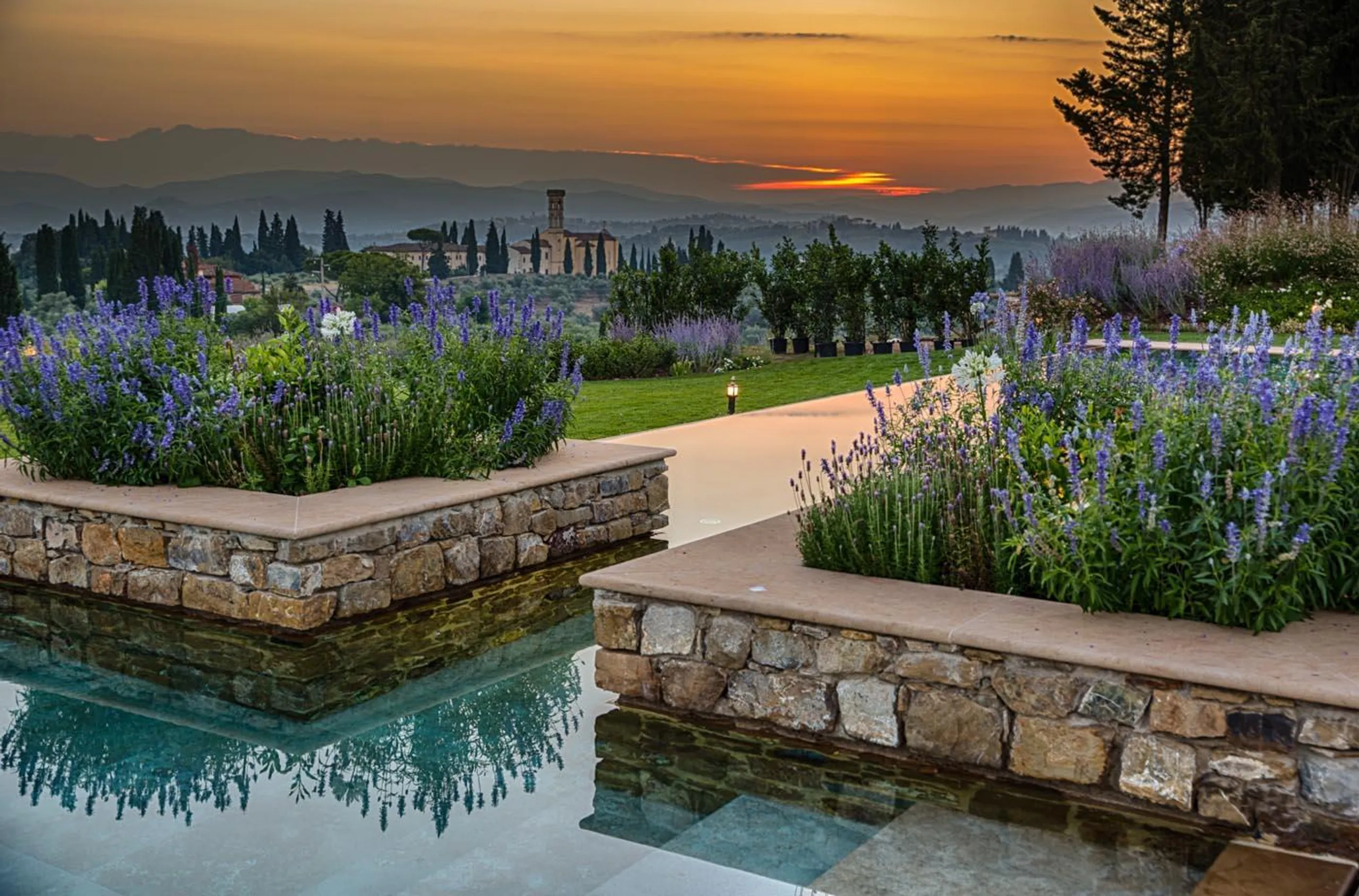 Regal Tuscan Resort-Style Estate with Private Pool and Garden Lounge — photograph 3