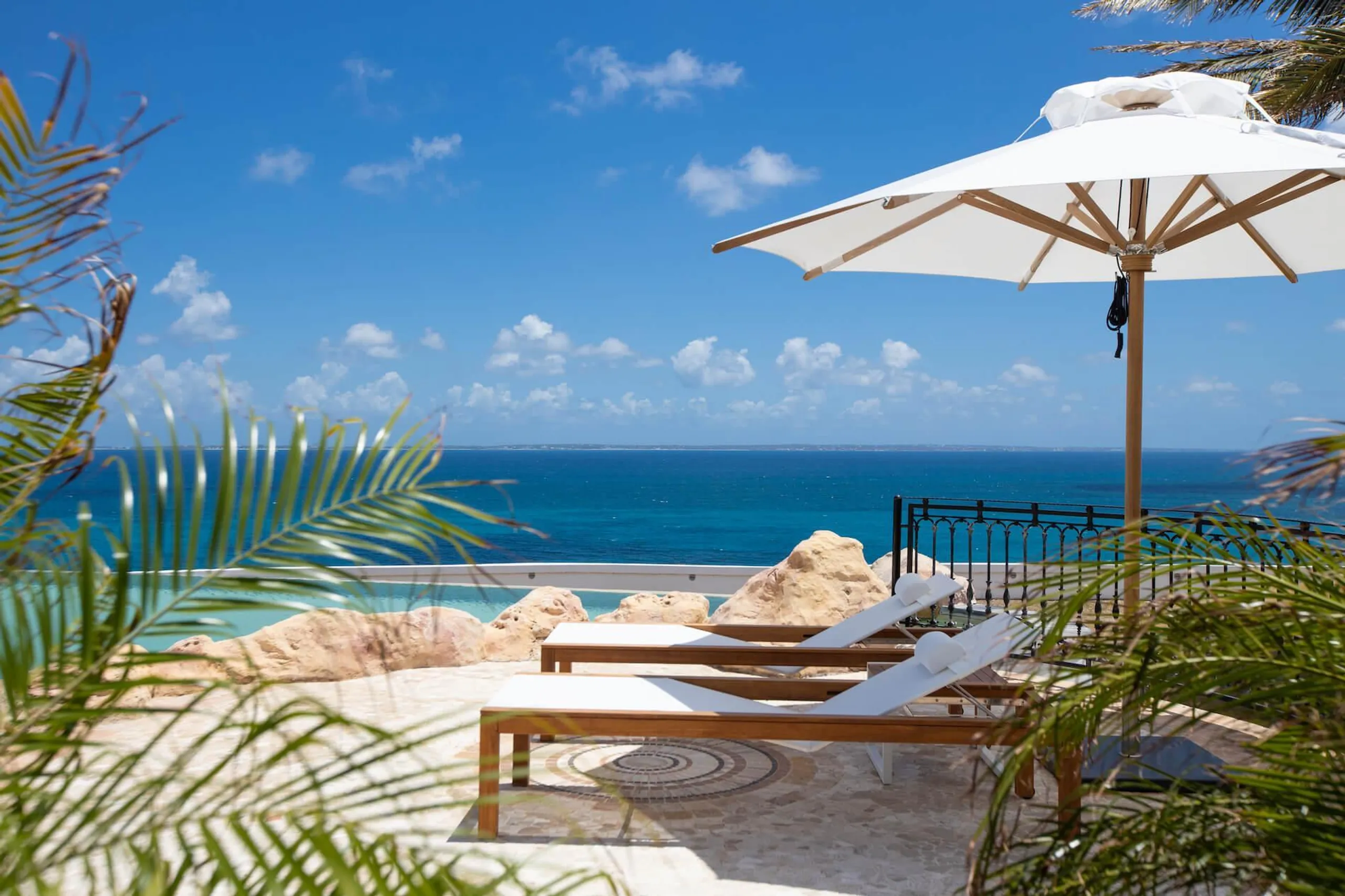 French Caribbean Style Grand Estate with Beautiful Infinity Pool and Ocean Views — photograph 6