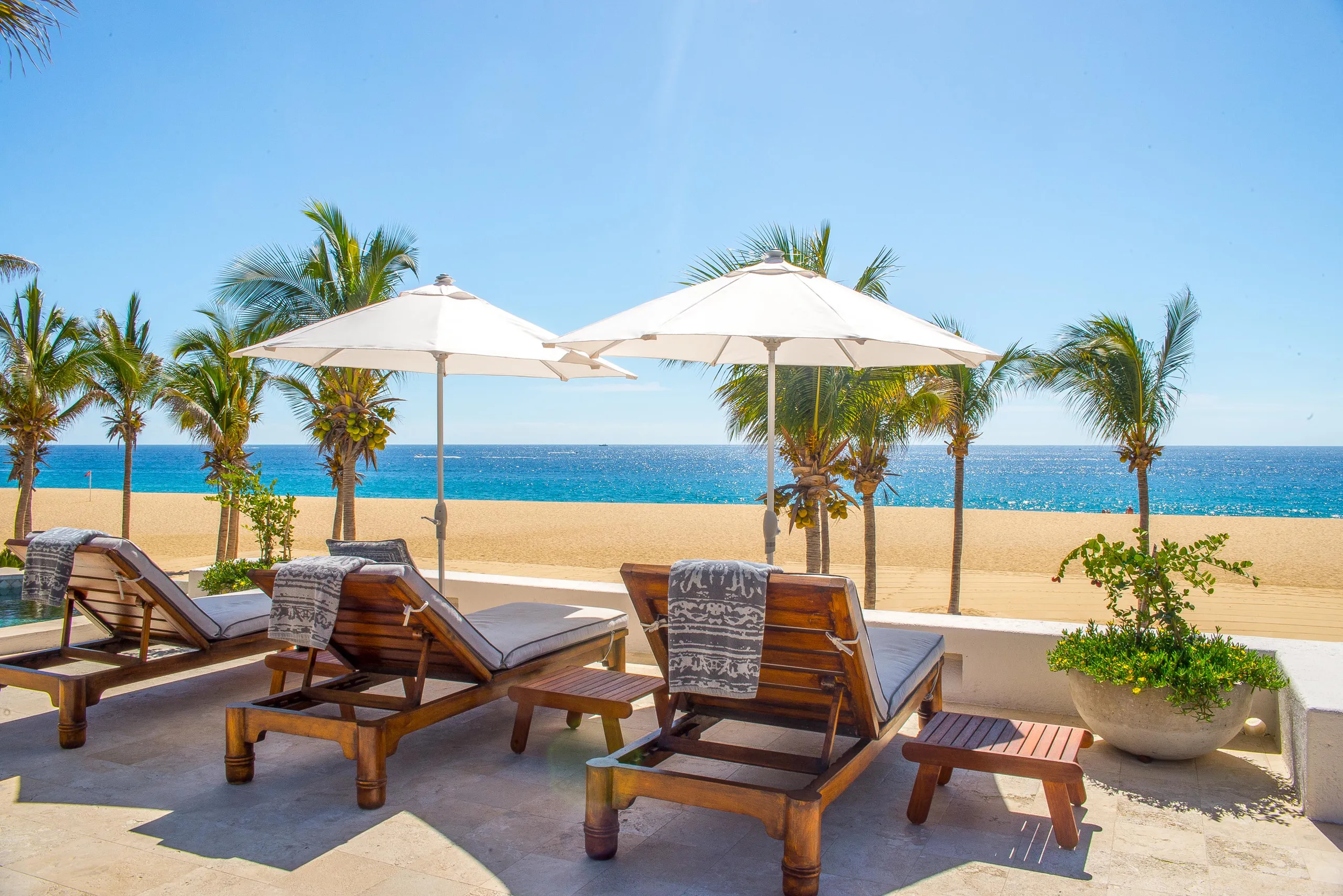 Incredible Pedregal Beachfront Estate with Infinity Pool and Ocean Views — photograph 2