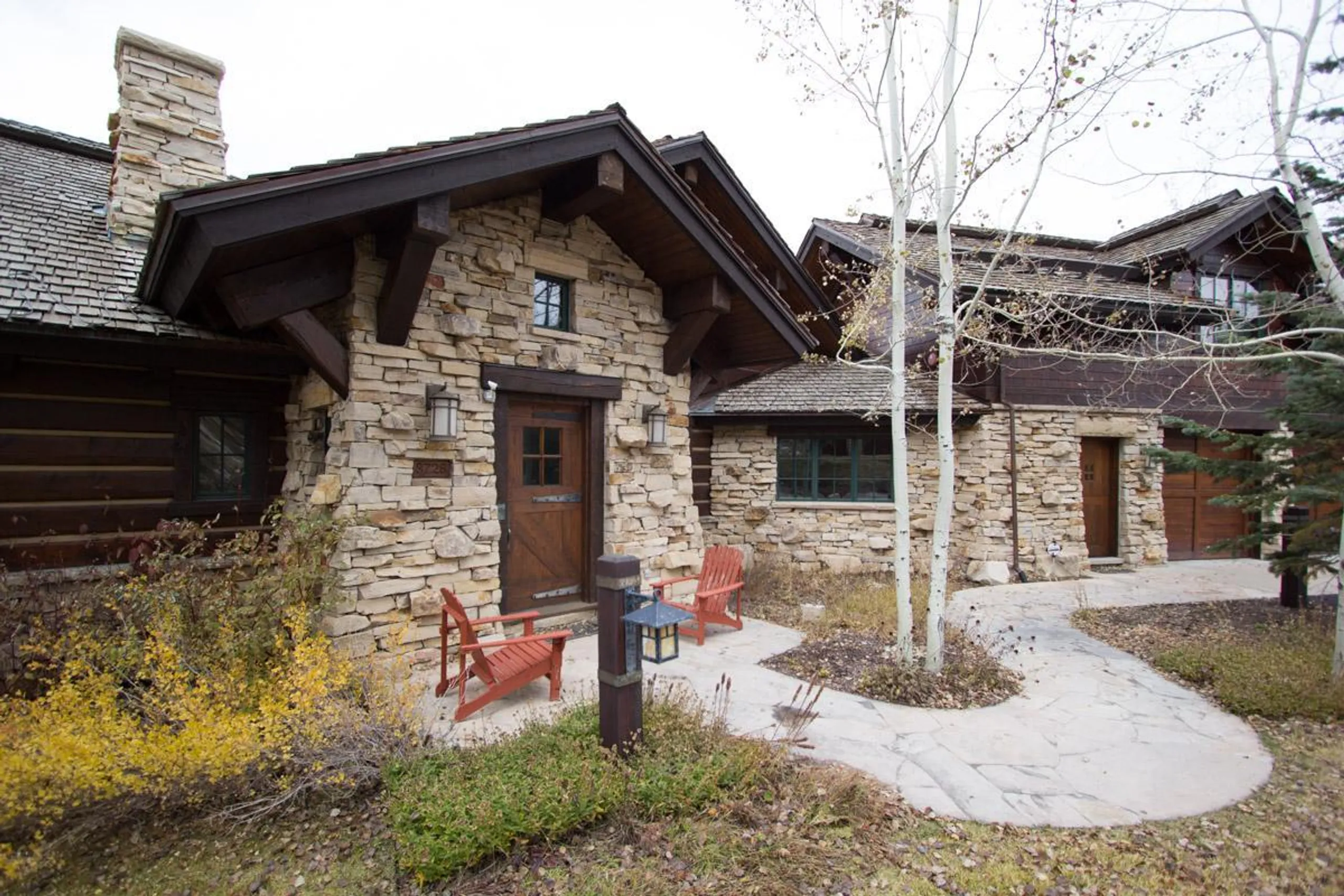 Exquisite Mountain Chalet with Entertainment Room and Stunning Views — photograph 3