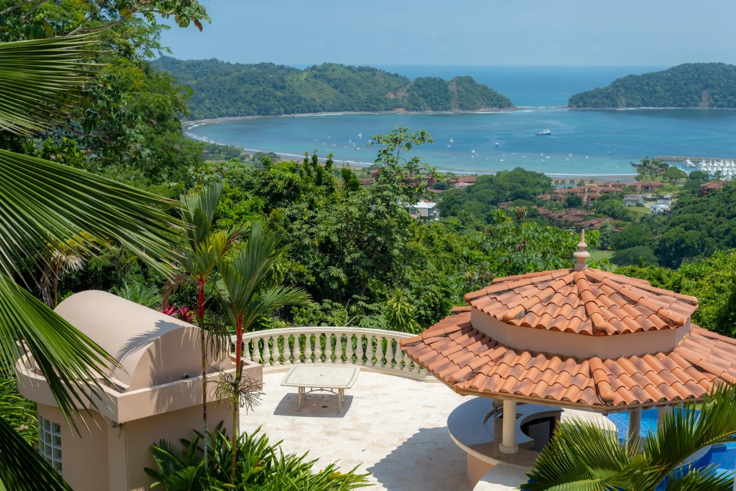 Grand Los Sueños 10-Bedroom Mansion with Infinity Pool, Helipad & Panoramic Views — photograph 5
