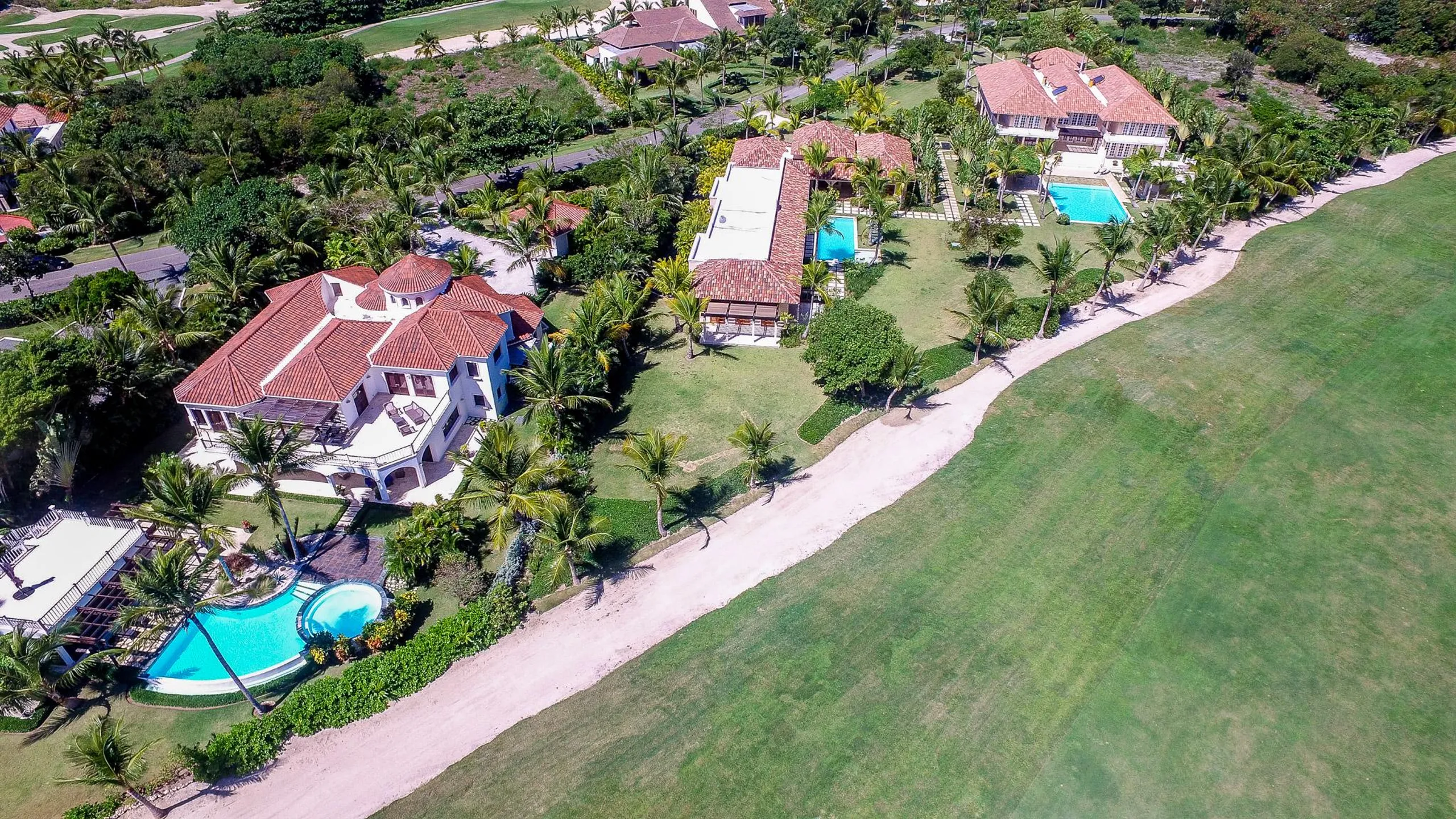 Stunning 13 Bedroom Estate with Private Pool, Garden and Golf Course Views — photograph 6
