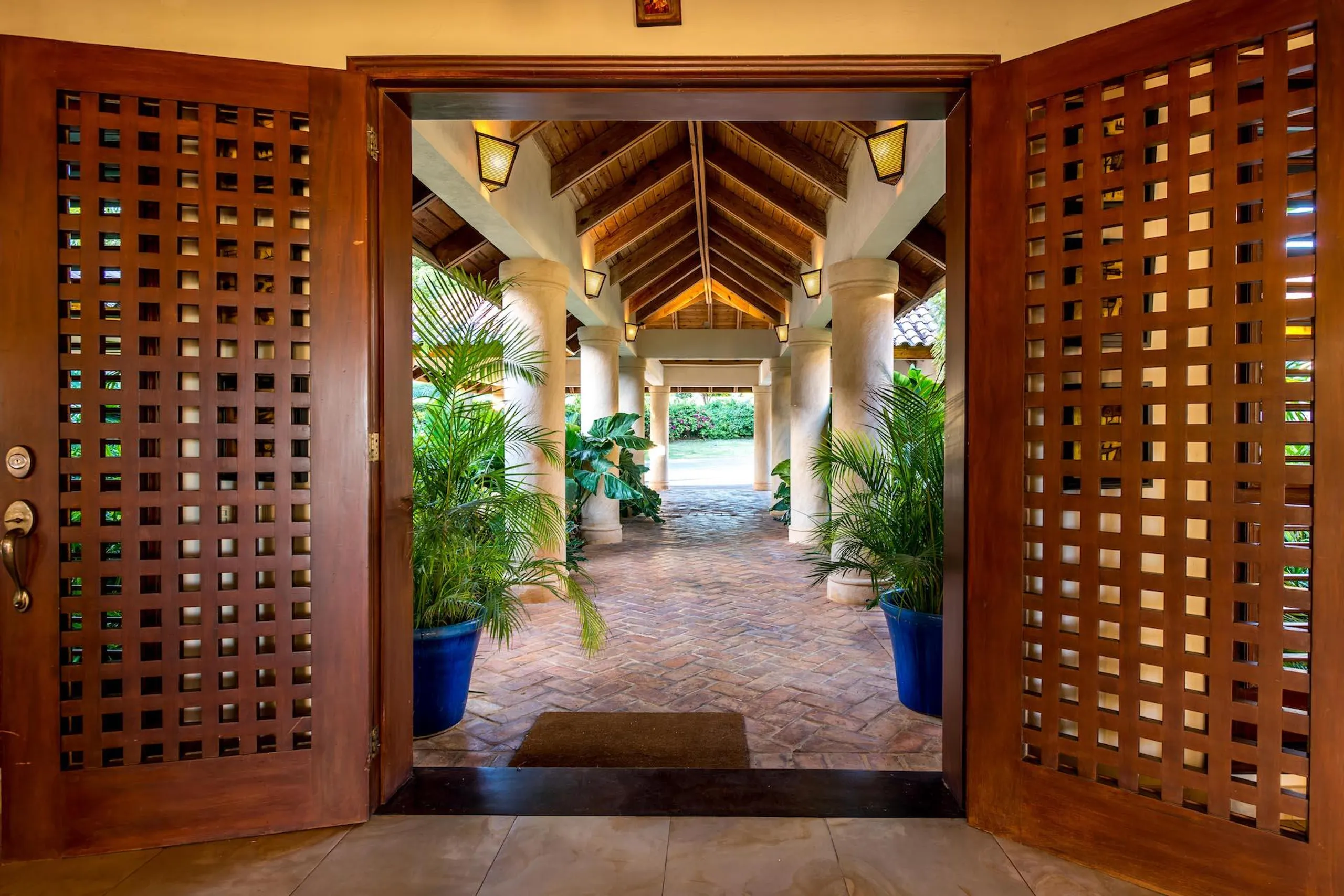 Plush and Inviting 6BR Villa with Private Pool and Relaxing Terrace — photograph 6