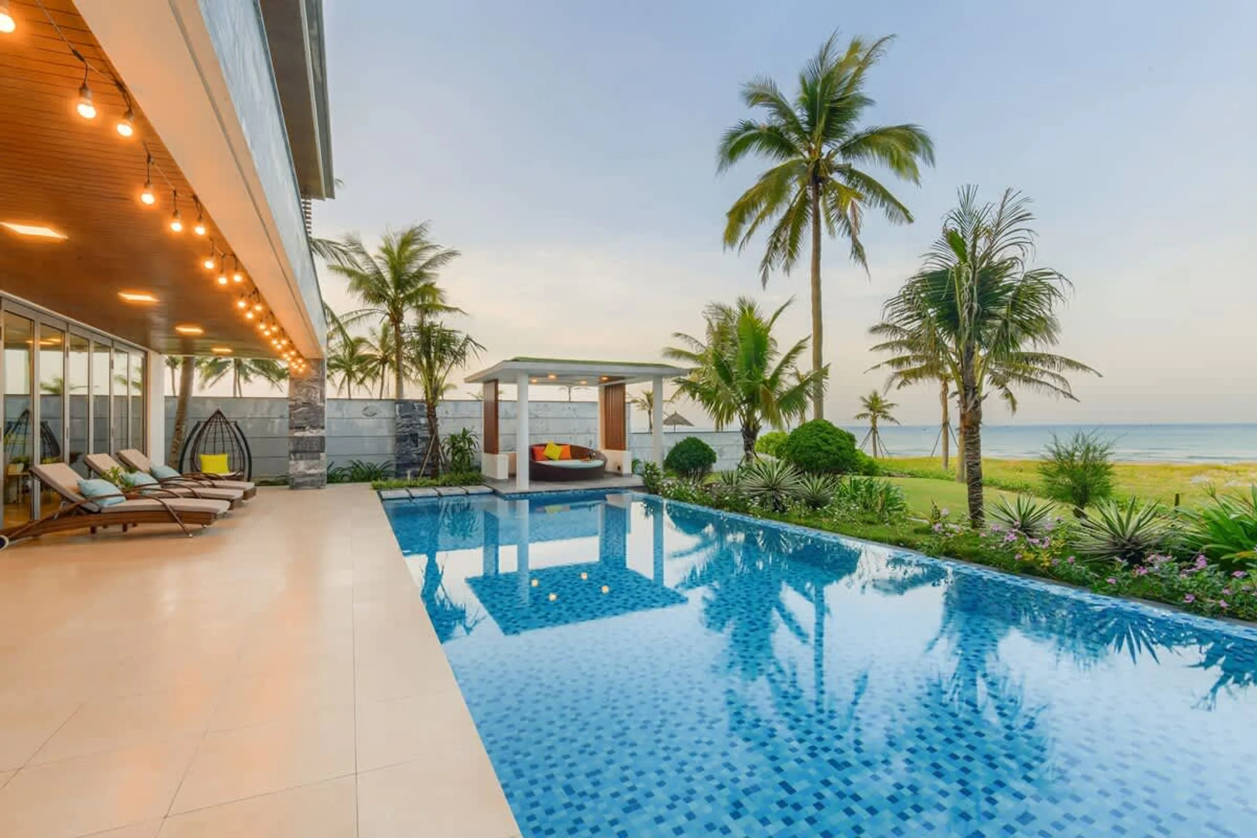Top-of-the-line Beachfront Villa with Infinity Pool and  World-Class Golf Courses Nearby — photograph 3