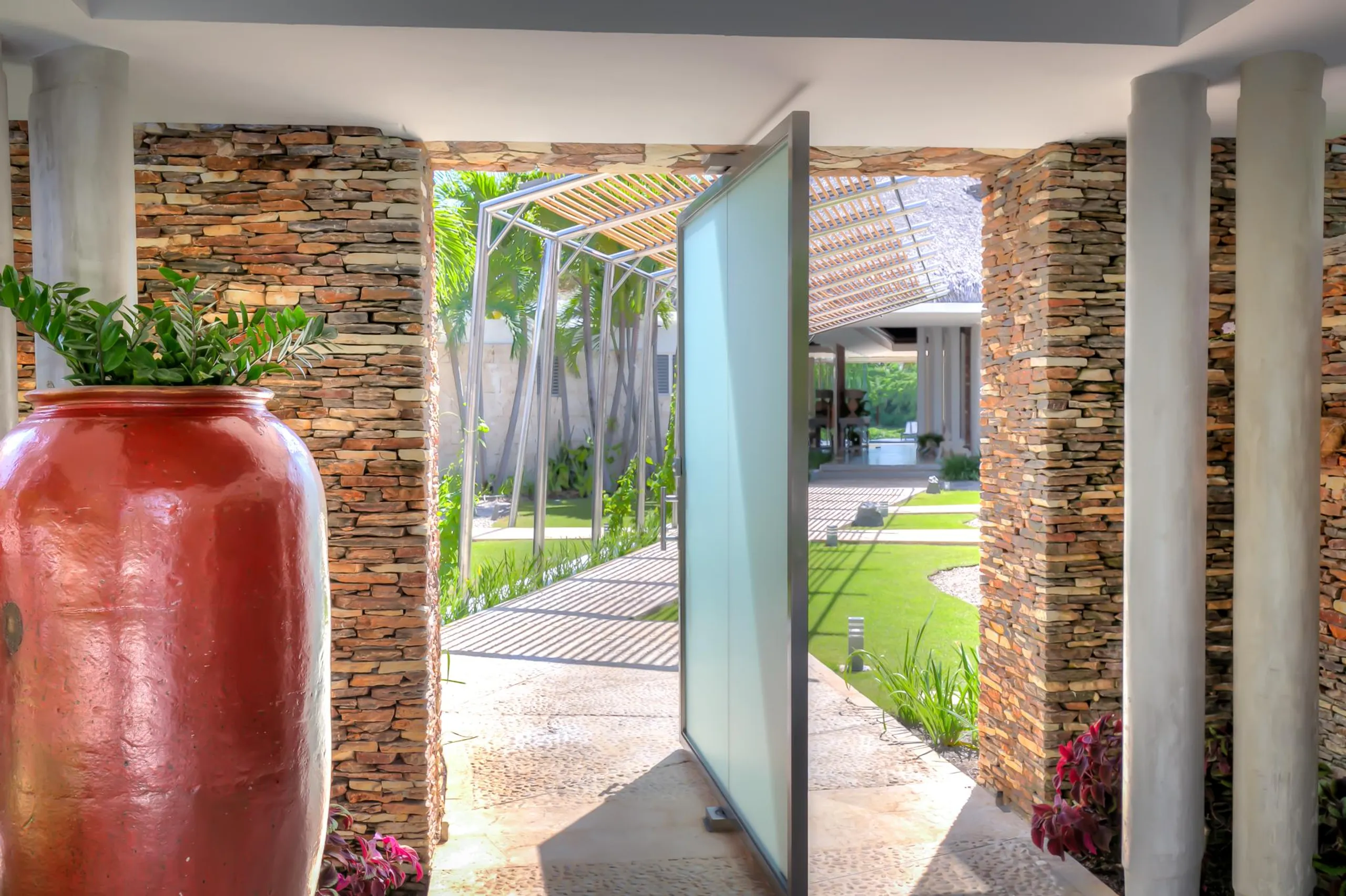 Chic Modern Tropical Villa with Private Pool and Fresh Ambiance — photograph 7