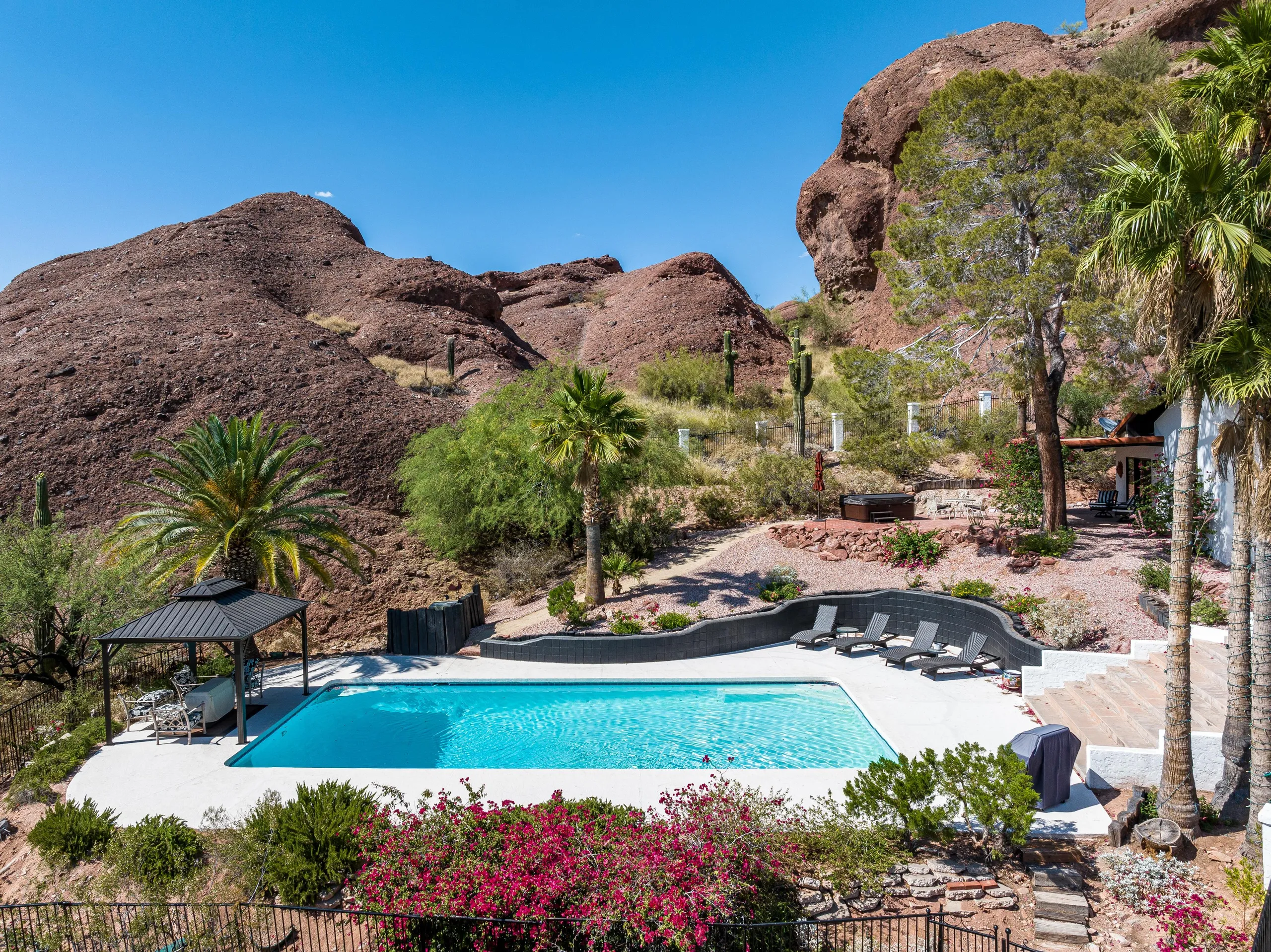 Sophisticated Mid-Century Villa with Private Pool, Hot Tub, and City Views — photograph 2