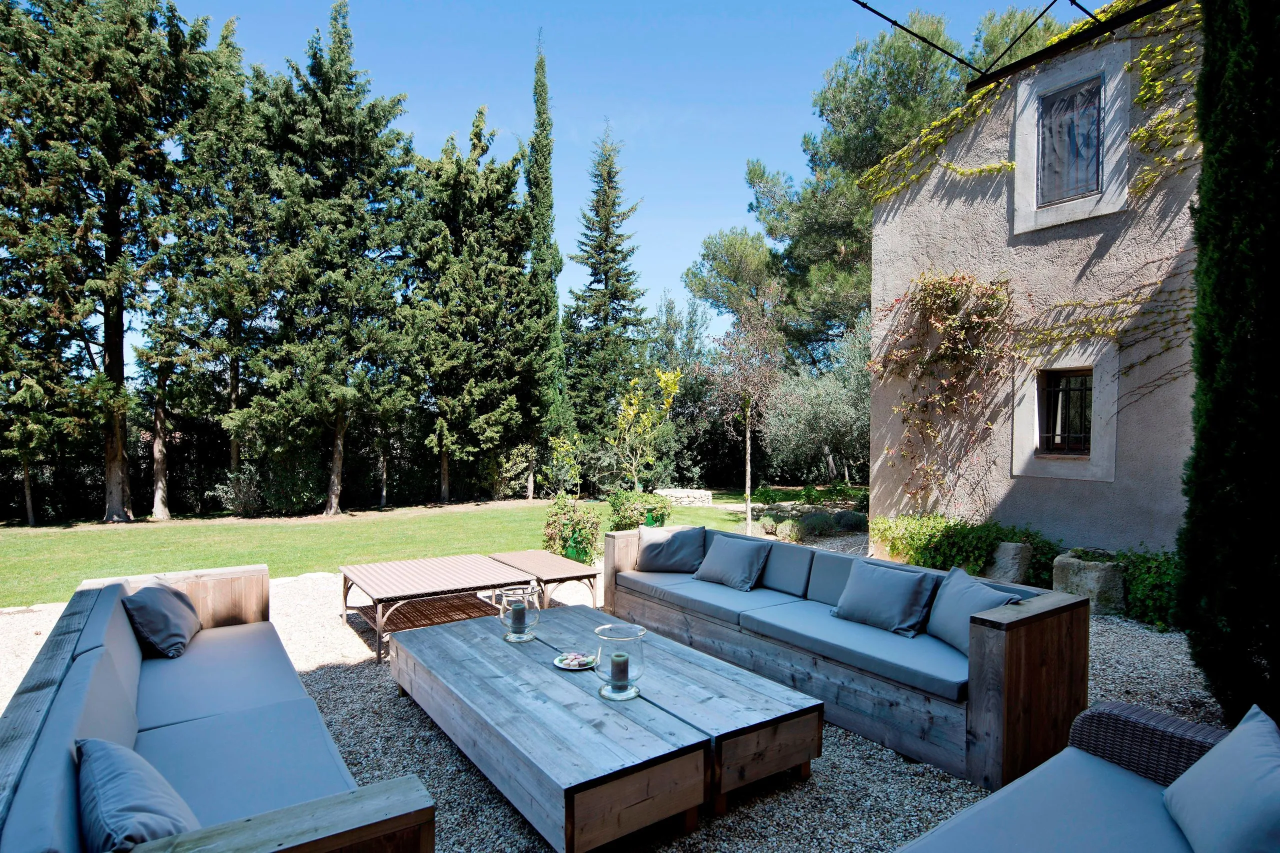Serenity Unleashed Farmhouse Retreat in Alpilles Natural Park with Panoramic Mountain Views VILLAWAY® — photograph 3
